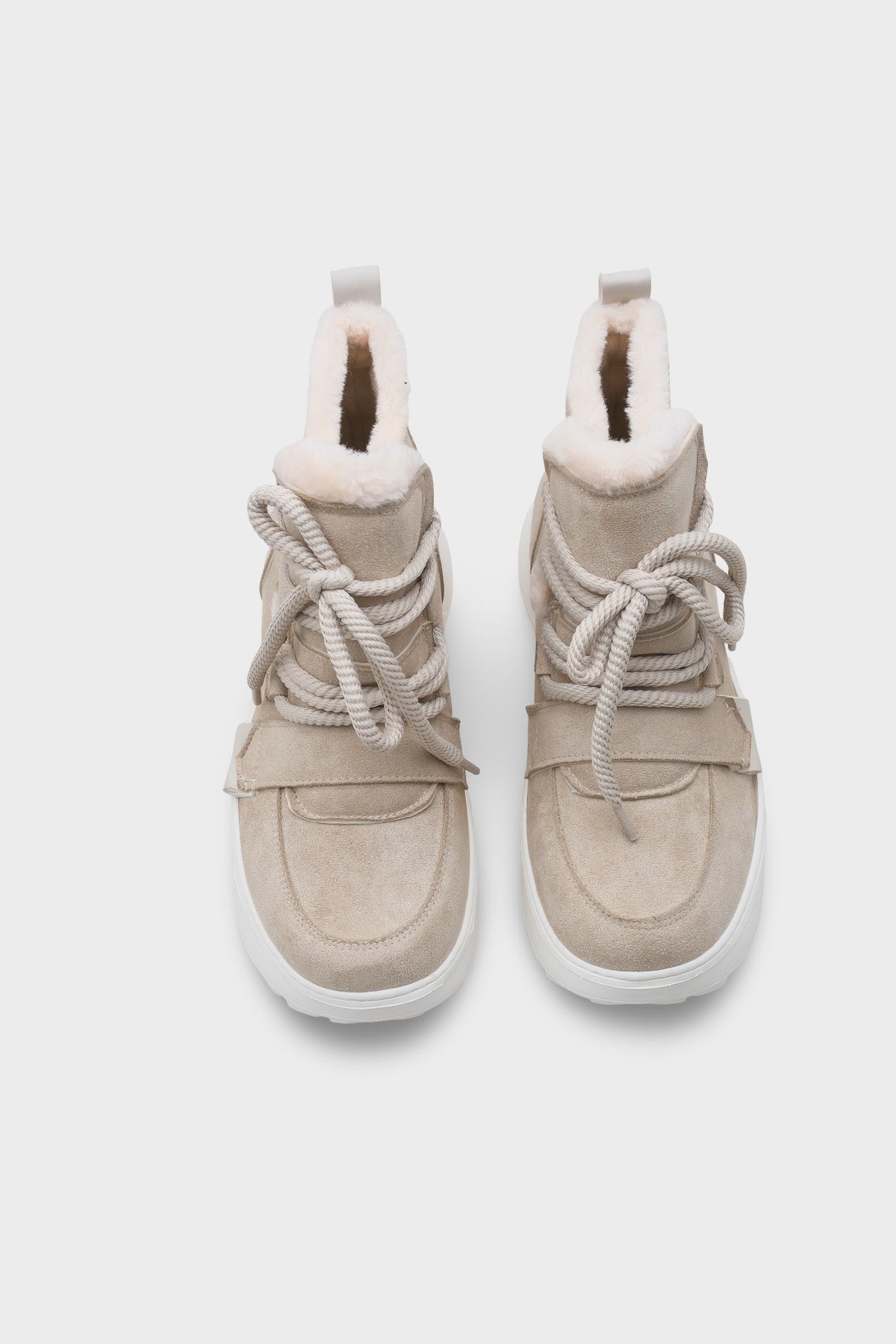 Agatha Kürklü Kadın Bot