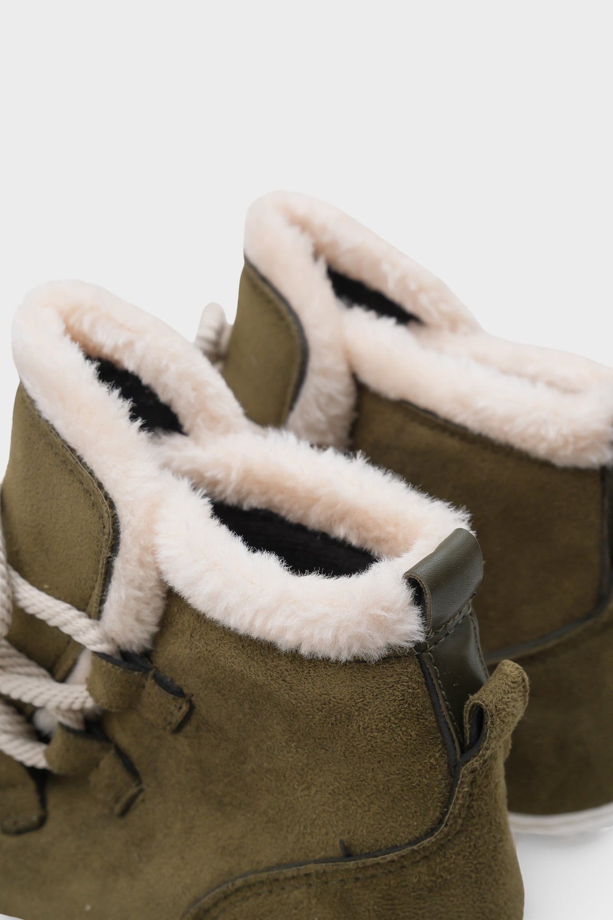 Agatha Kürklü Kadın Bot