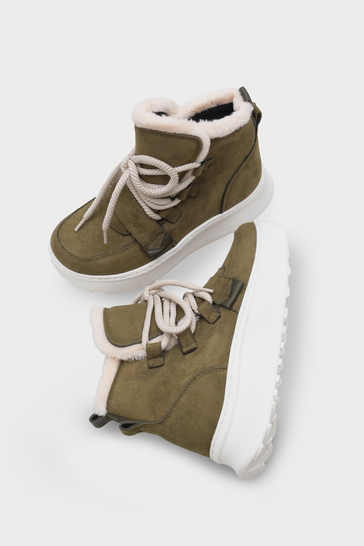 Agatha Kürklü Kadın Bot