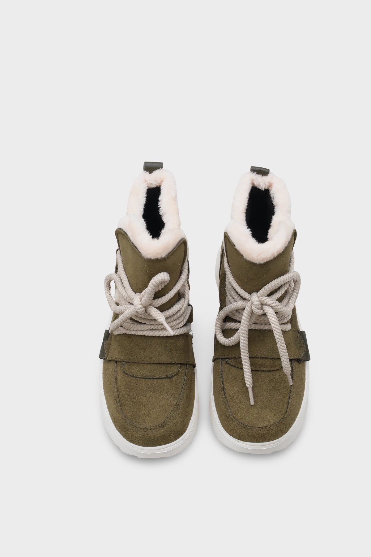 Agatha Kürklü Kadın Bot