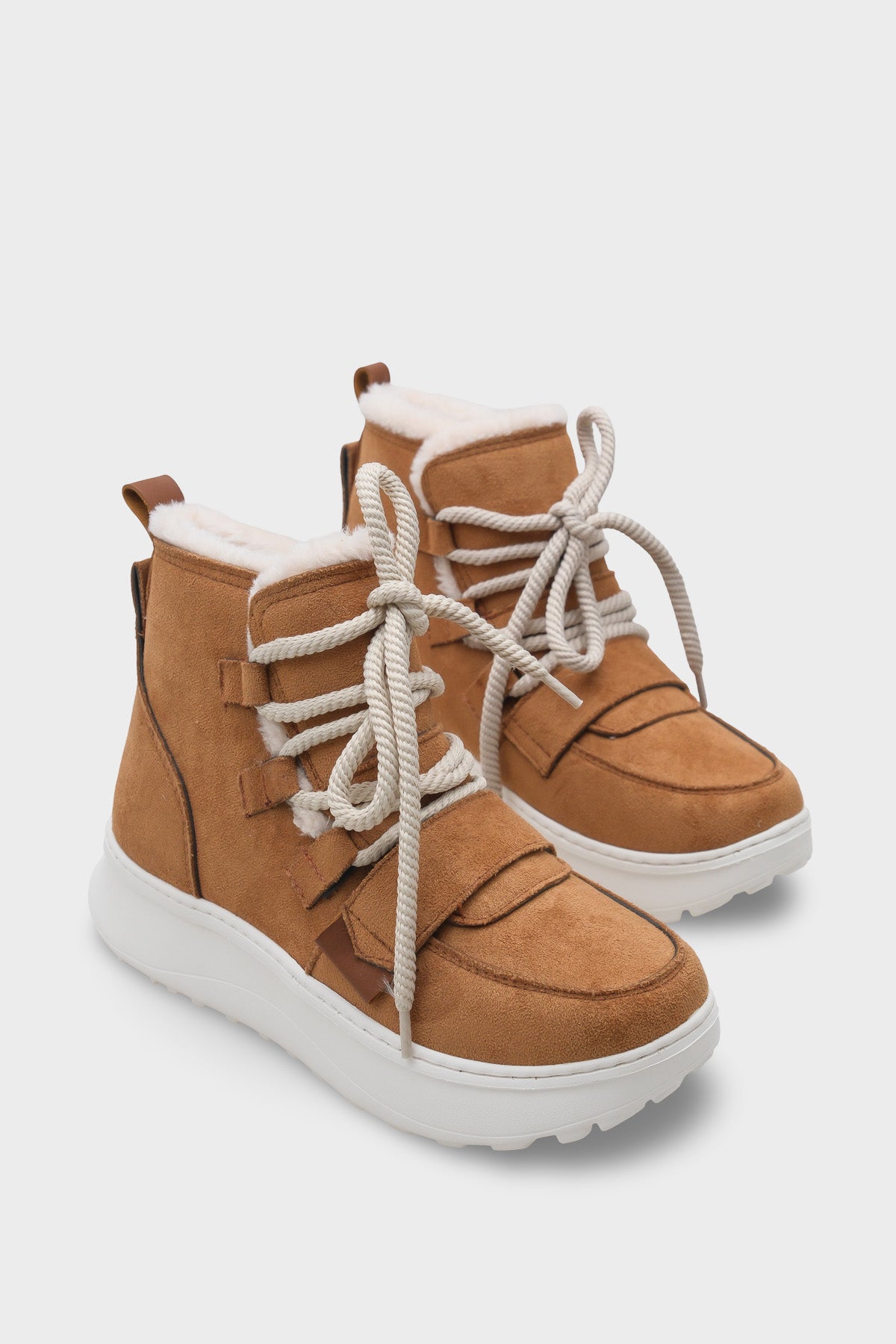 Agatha Kürklü Kadın Bot