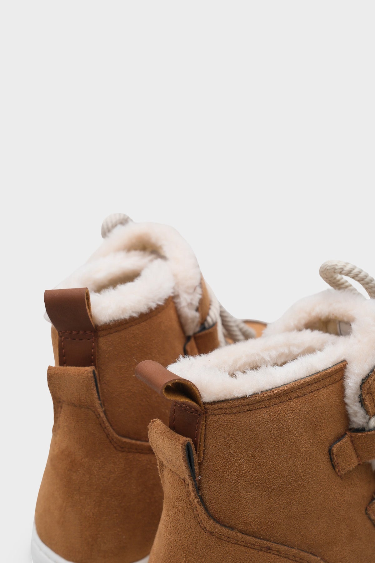 Agatha Kürklü Kadın Bot