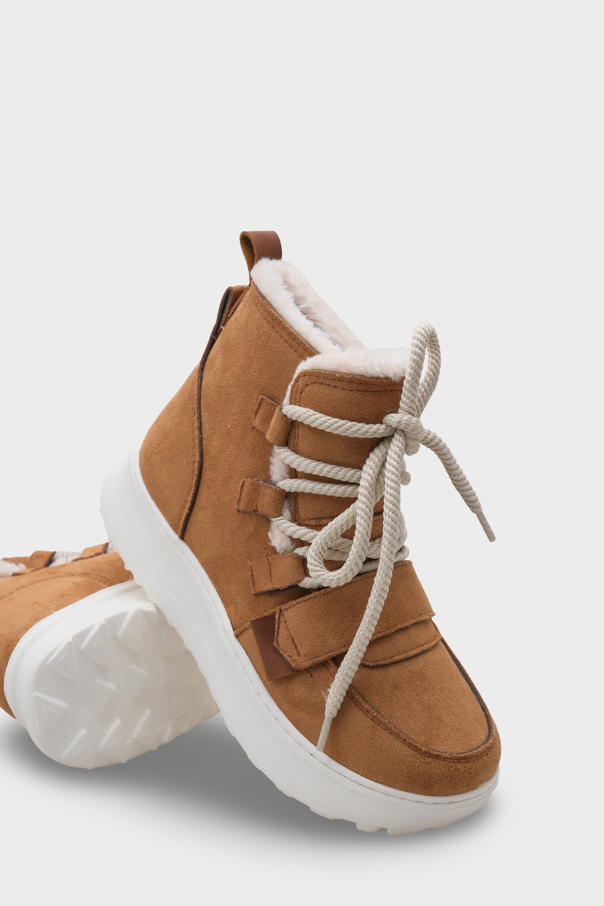 Agatha Kürklü Kadın Bot