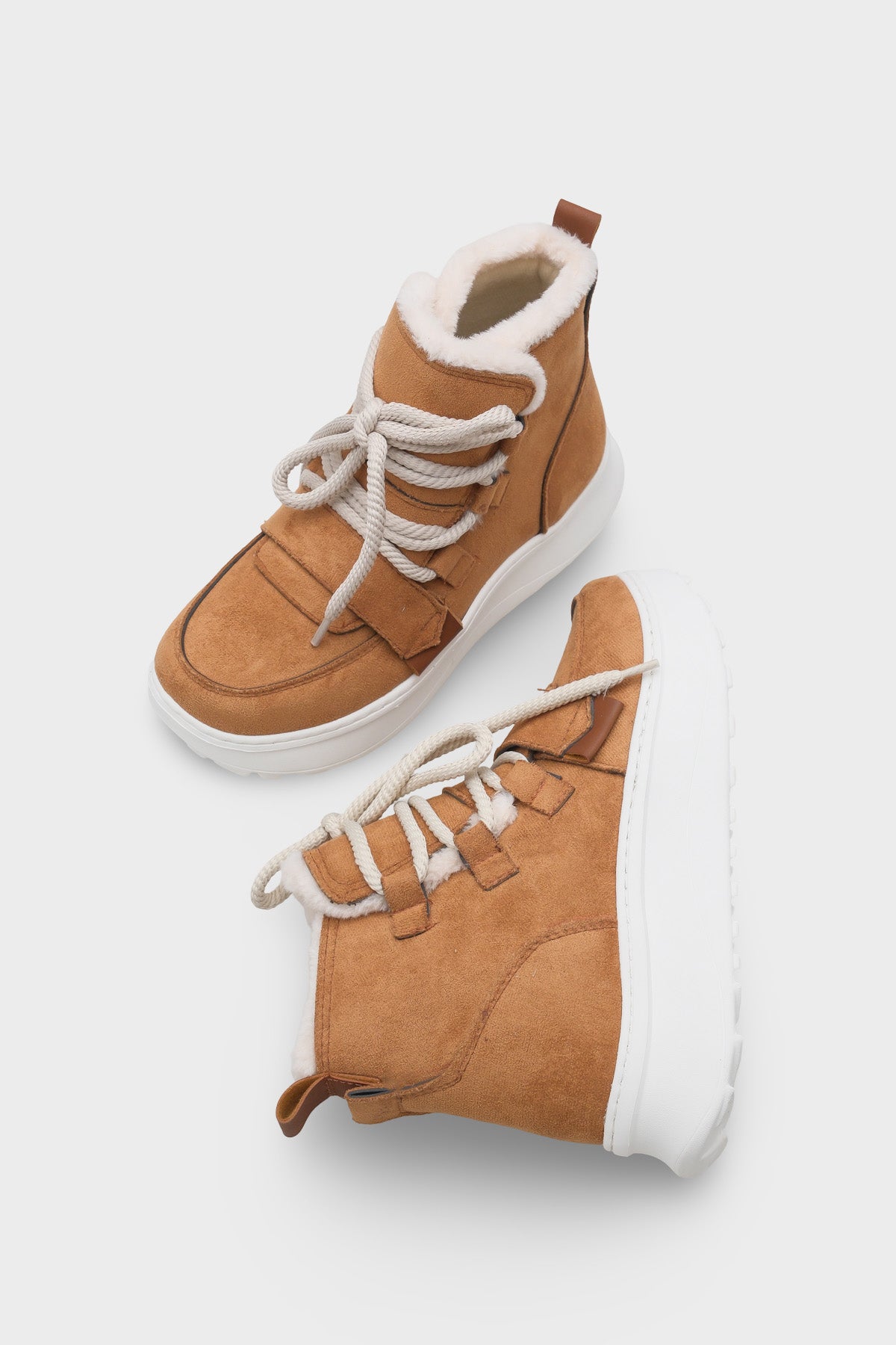 Agatha Kürklü Kadın Bot