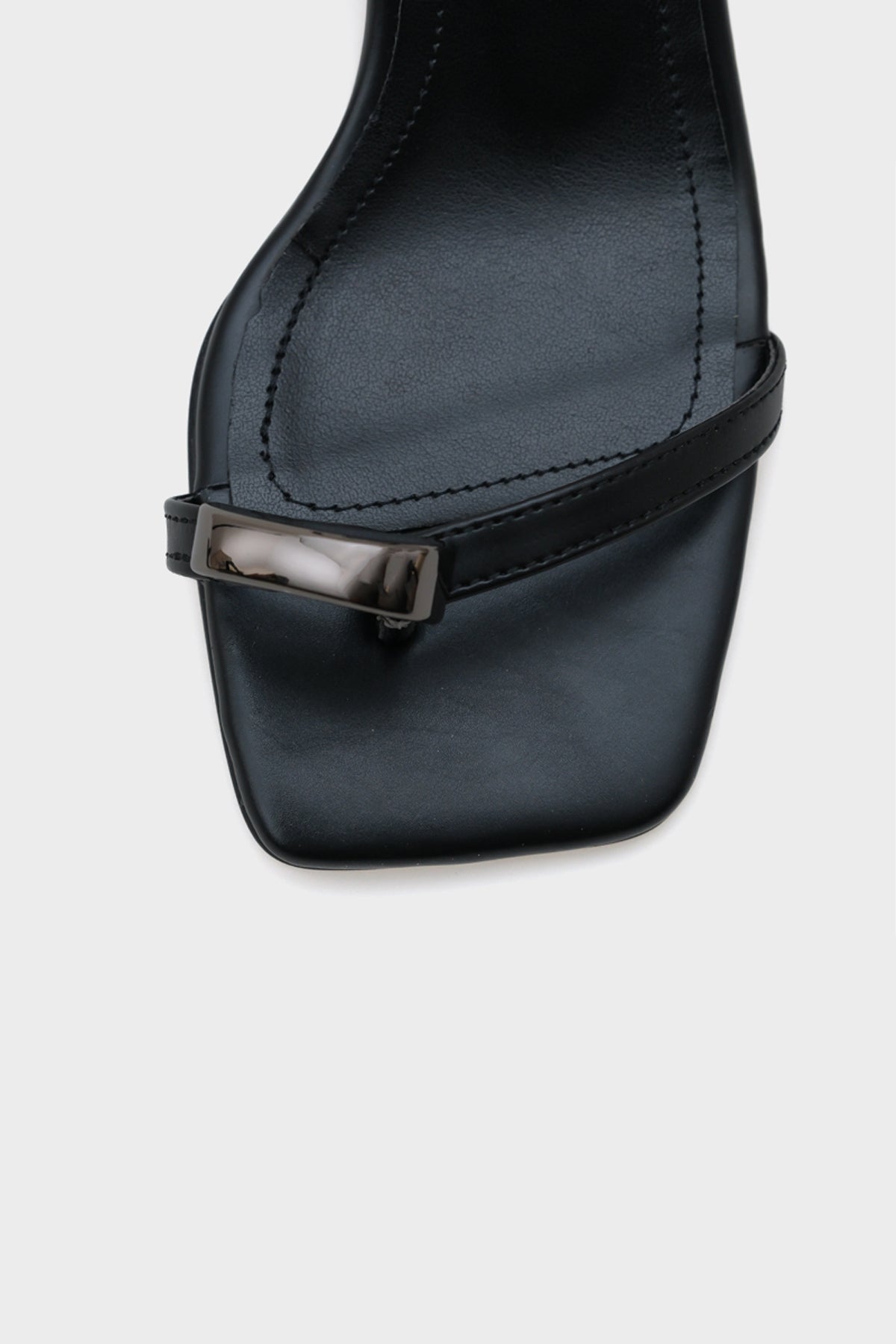 Cindy Küt Burunlu Topuklu Bilekten Bantlı Parmak Arası Kadın Sandalet