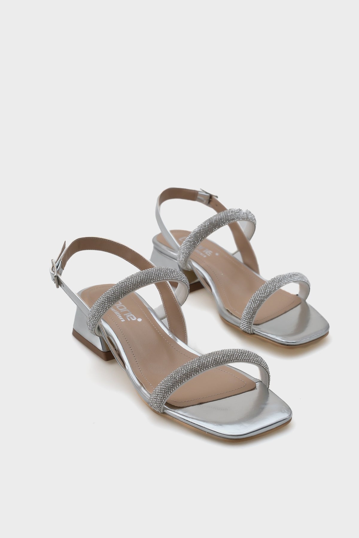 Coral Küt Burunlu Taşlı Çift Kalın Bantlı Kısa Topuklu Ayna Kumaş Kadın Sandalet