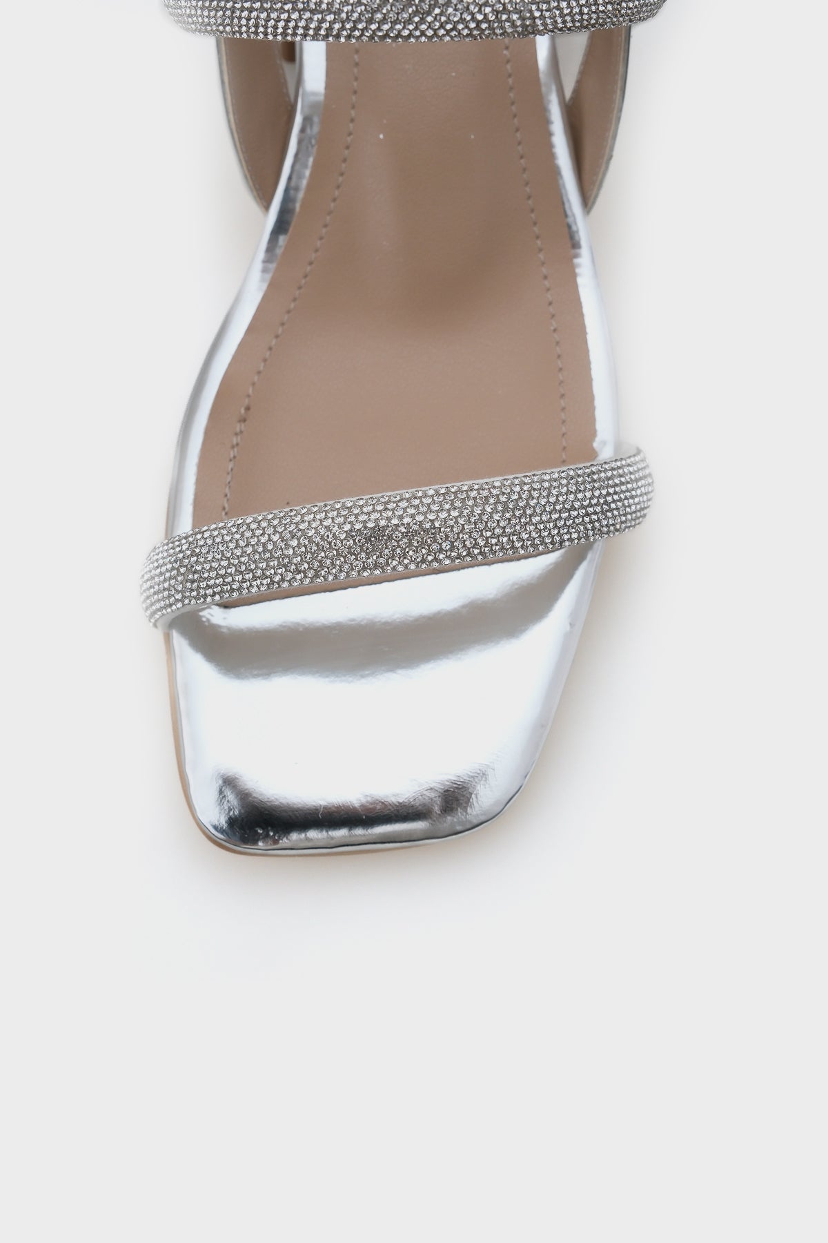 Coral Küt Burunlu Taşlı Çift Kalın Bantlı Kısa Topuklu Ayna Kumaş Kadın Sandalet