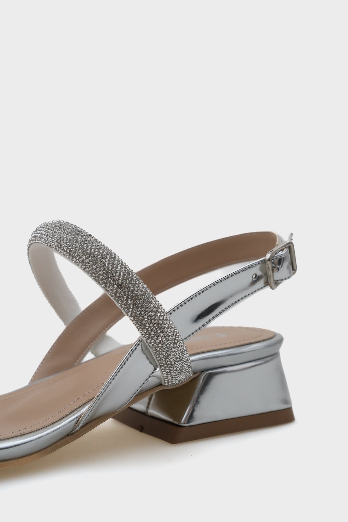 Coral Küt Burunlu Taşlı Çift Kalın Bantlı Kısa Topuklu Ayna Kumaş Kadın Sandalet