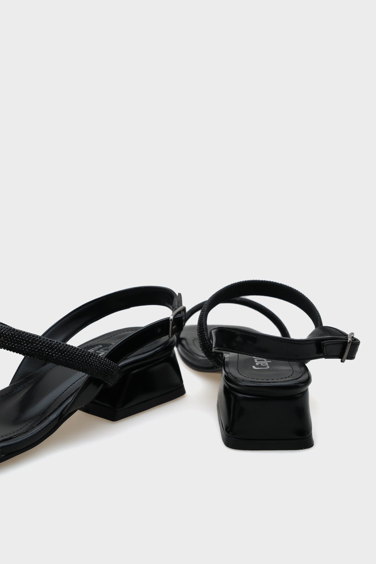 Coral Küt Burunlu Taşlı Çift Kalın Bantlı Kısa Topuklu Rugan Kadın Sandalet