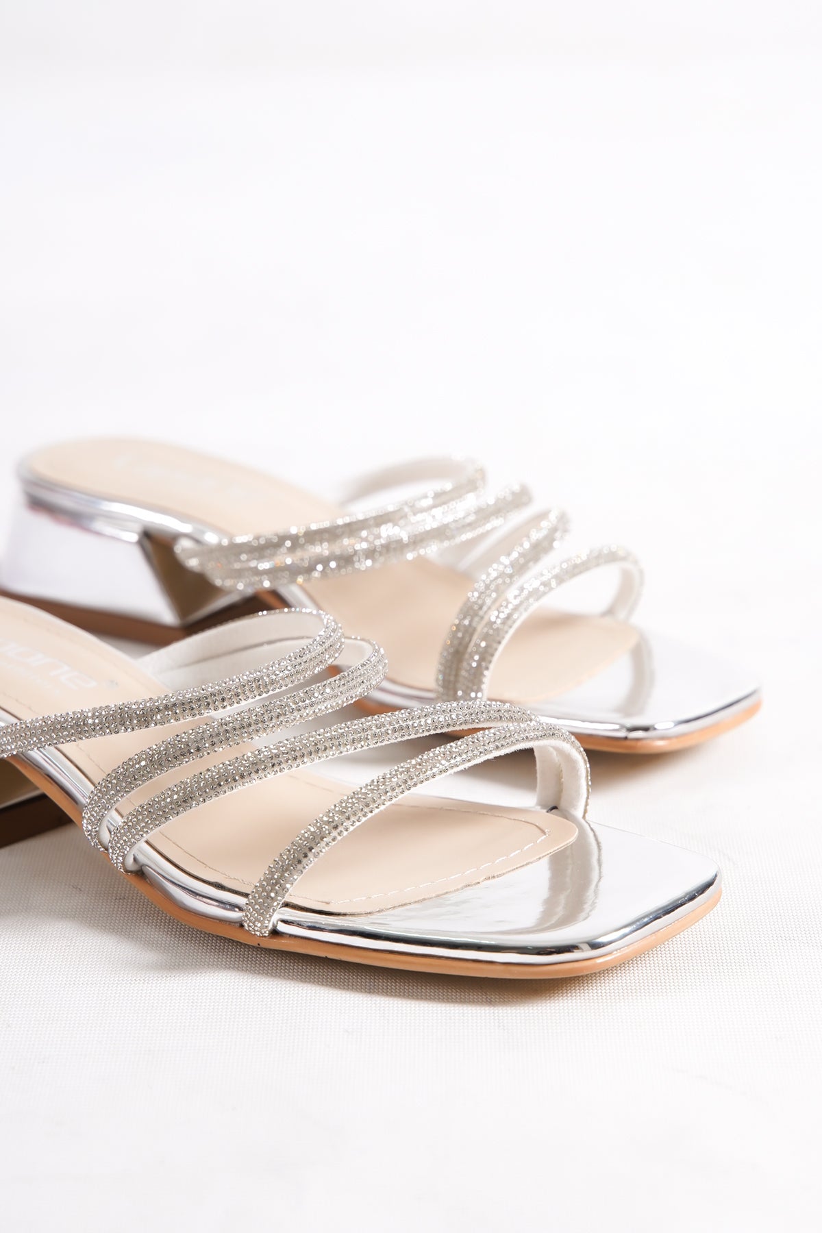 Lindsy Küt Burunlu Taşlı Bantlı Kısa Topuklu Ayna Kumaş Kadın Terlik