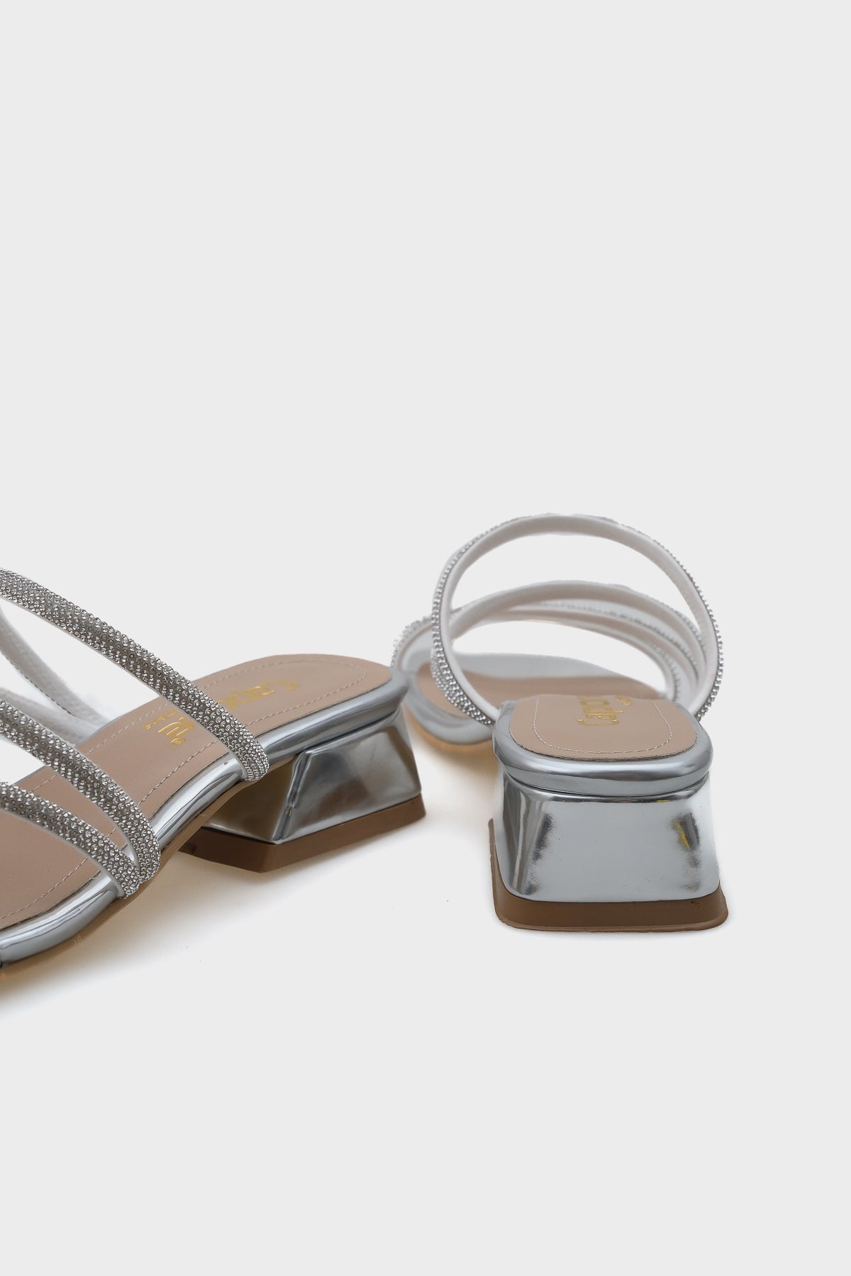 Lindsy Küt Burunlu Taşlı Bantlı Kısa Topuklu Ayna Kumaş Kadın Terlik