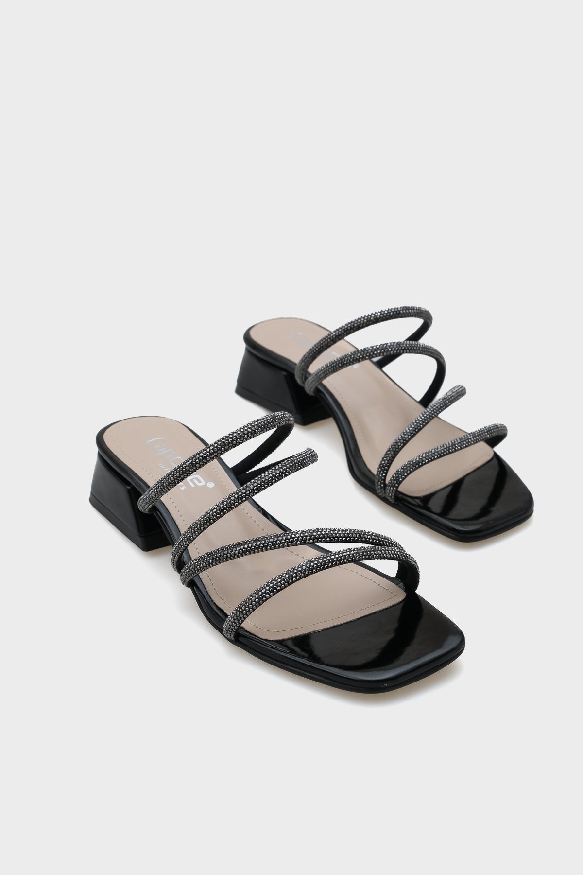 Lindsy Küt Burunlu Taşlı Bantlı Kısa Topuklu Rugan Kadın Terlik