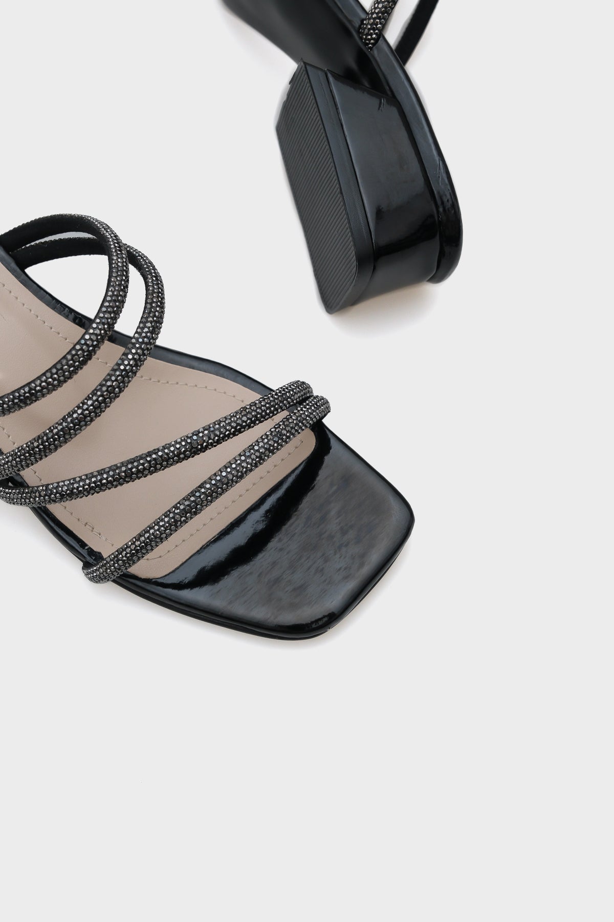 Lindsy Küt Burunlu Taşlı Bantlı Kısa Topuklu Rugan Kadın Terlik