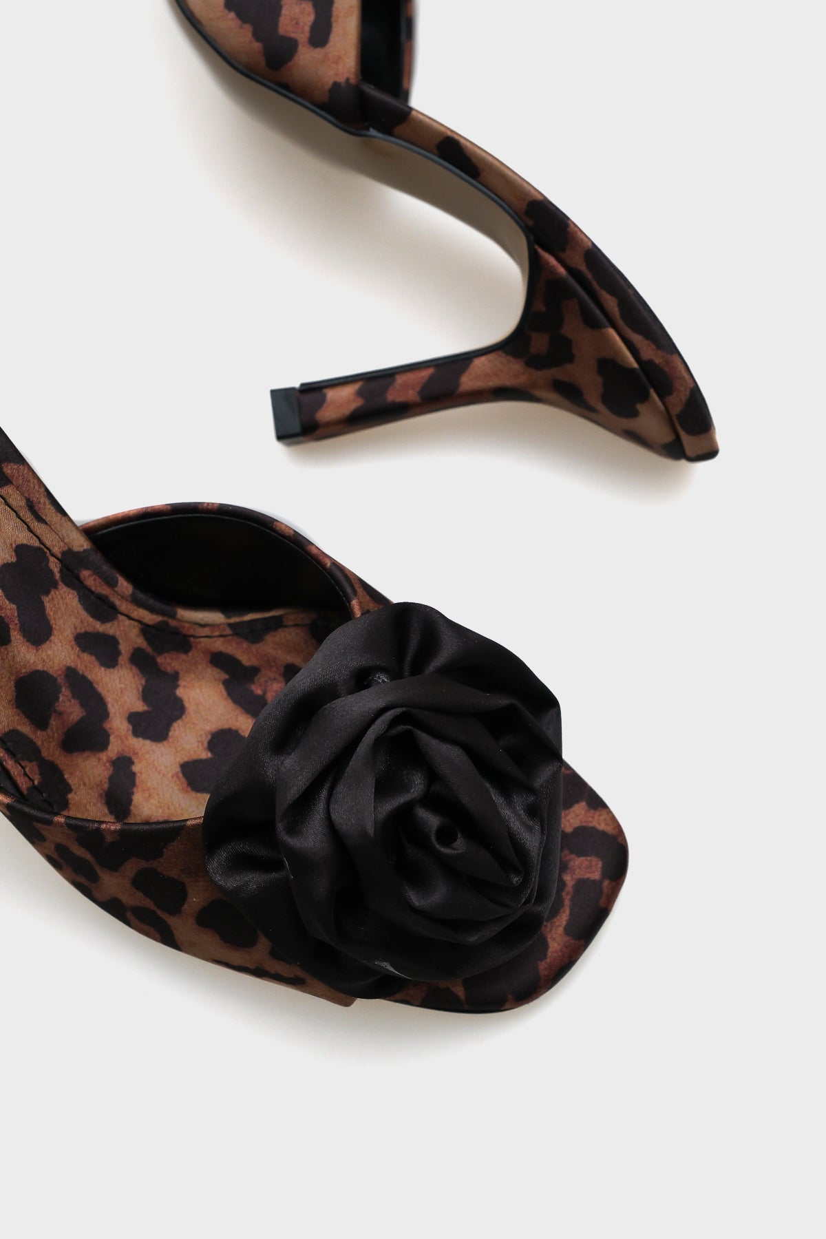 Lou Orta Topuklu Çiçekli Saten Kadın Terlik