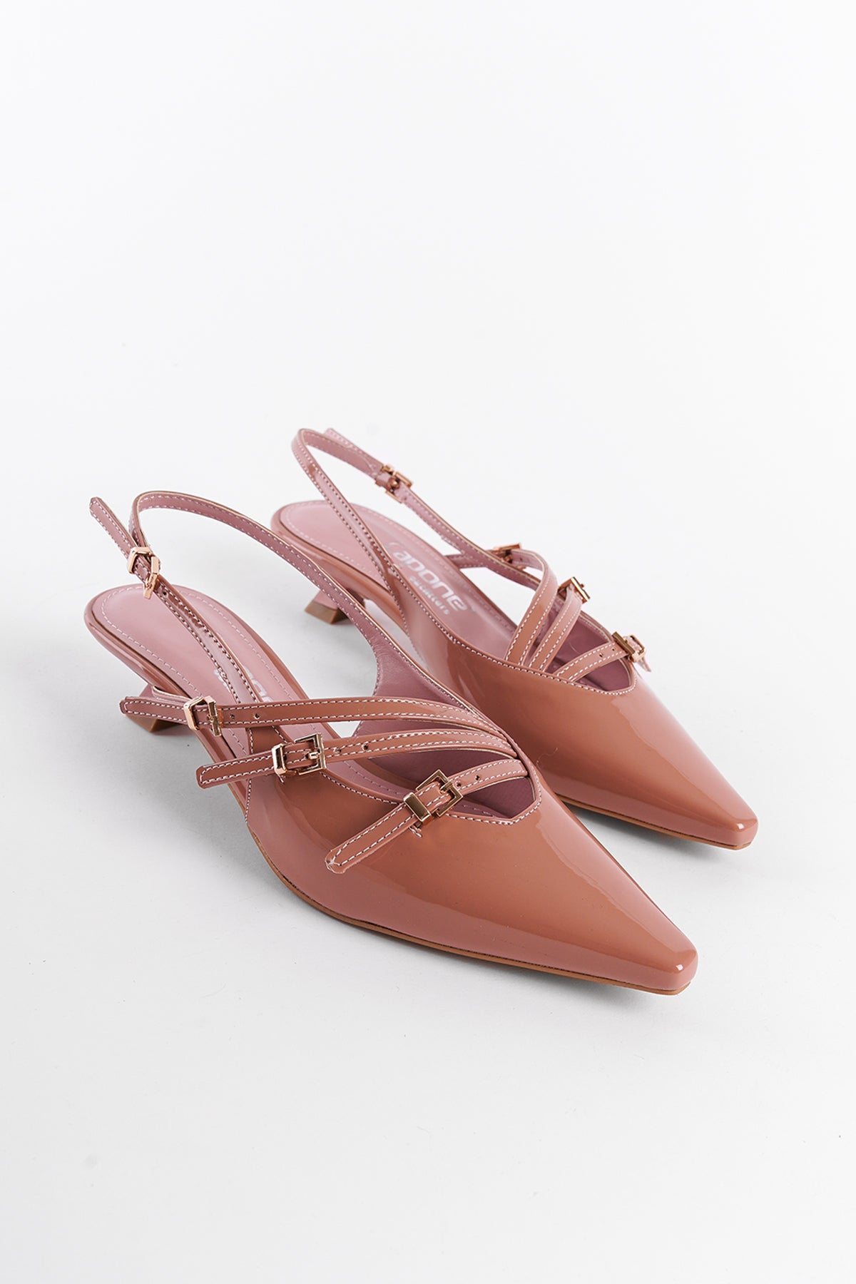 Sivri Burunlu Kısa Topuklu Tokalı Rugan Kadın Ayakkabı