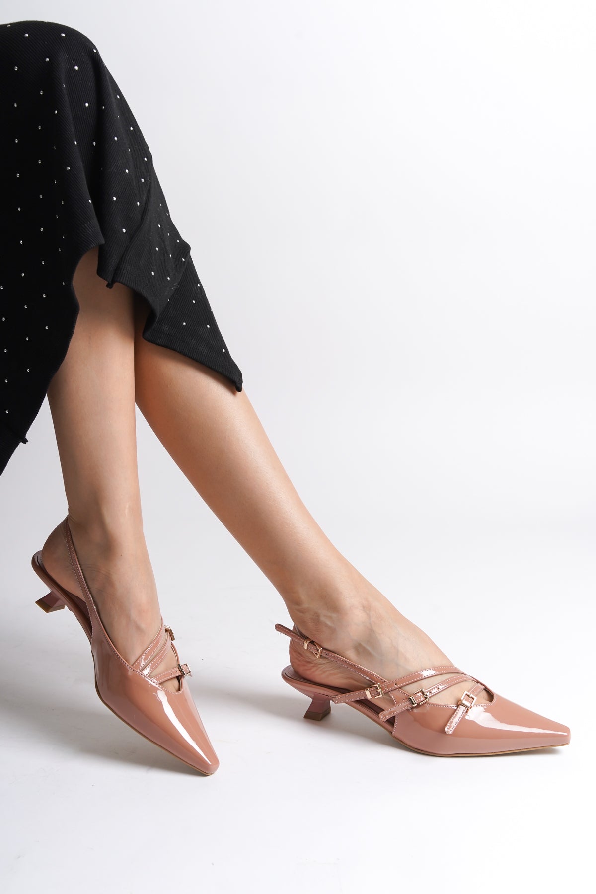 Sivri Burunlu Kısa Topuklu Tokalı Rugan Kadın Ayakkabı