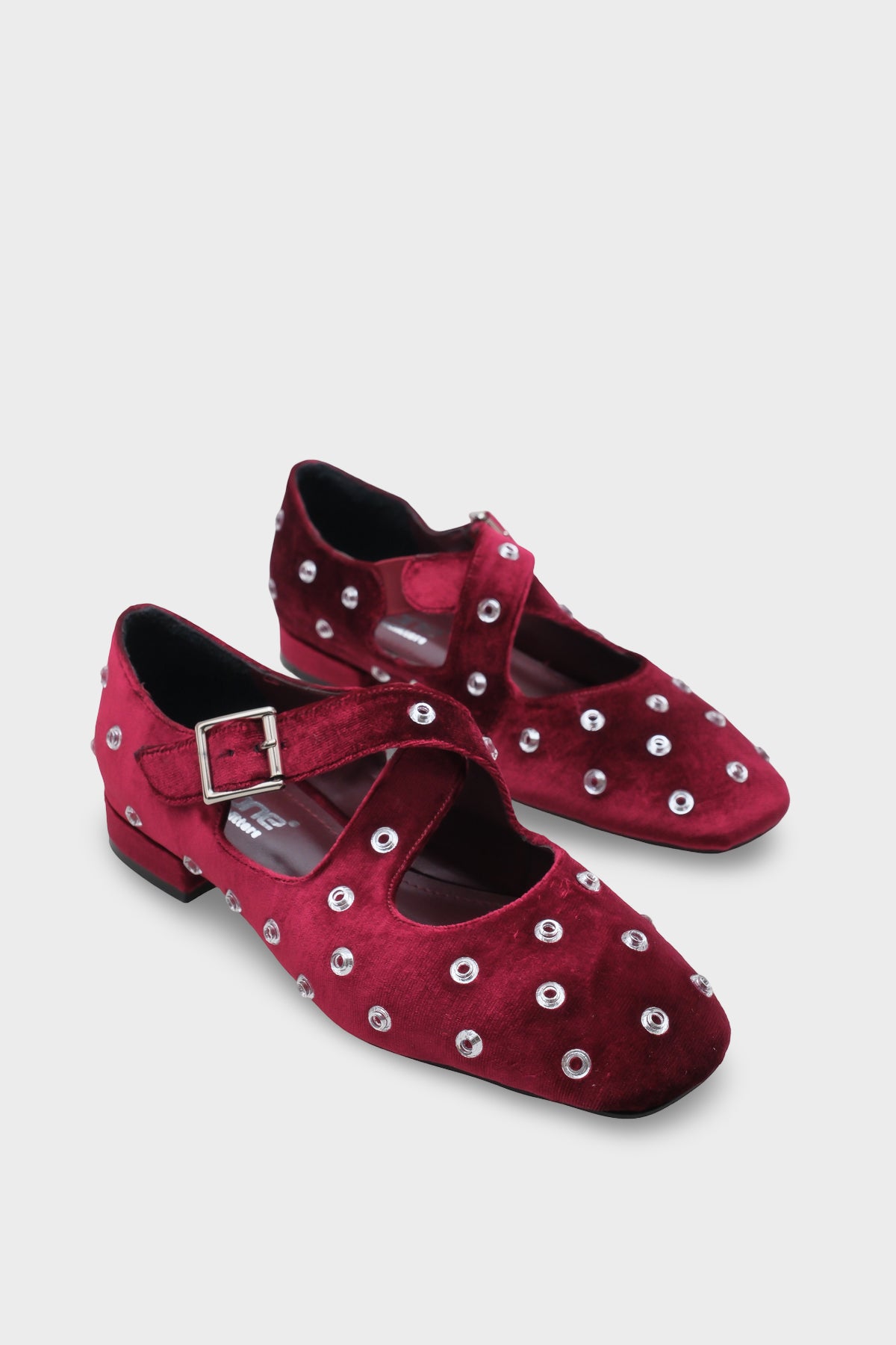 Janeta Kadife Küt Burunlu Zımbalı Çapraz Bantlı Kadın Babet