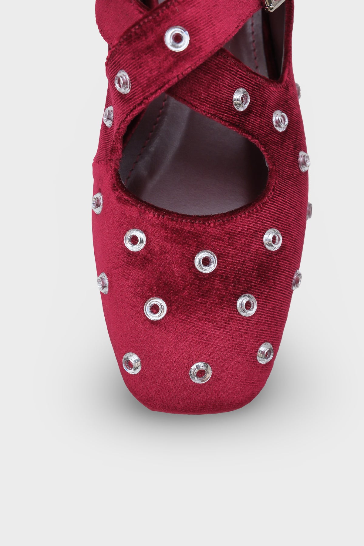 Janeta Kadife Küt Burunlu Zımbalı Çapraz Bantlı Kadın Babet