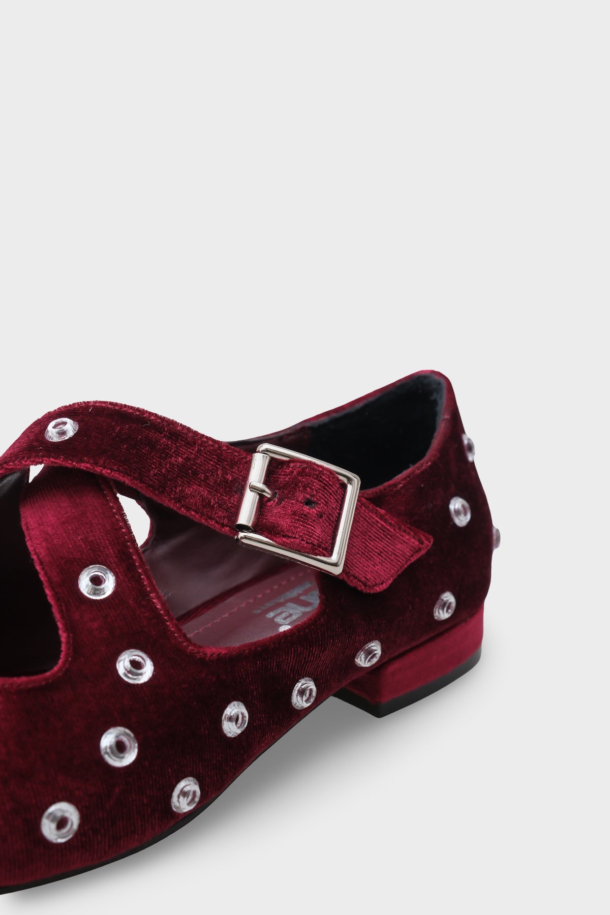 Janeta Kadife Küt Burunlu Zımbalı Çapraz Bantlı Kadın Babet