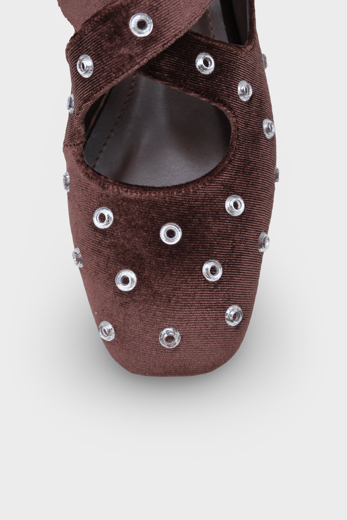 Janeta Kadife Küt Burunlu Zımbalı Çapraz Bantlı Kadın Babet