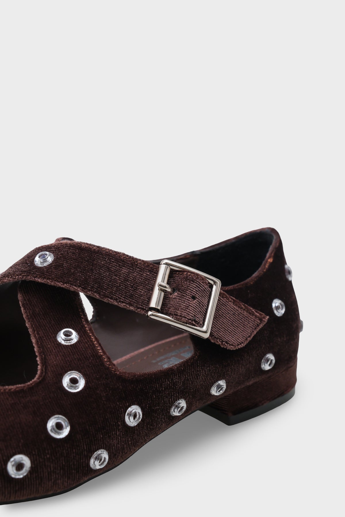 Janeta Kadife Küt Burunlu Zımbalı Çapraz Bantlı Kadın Babet