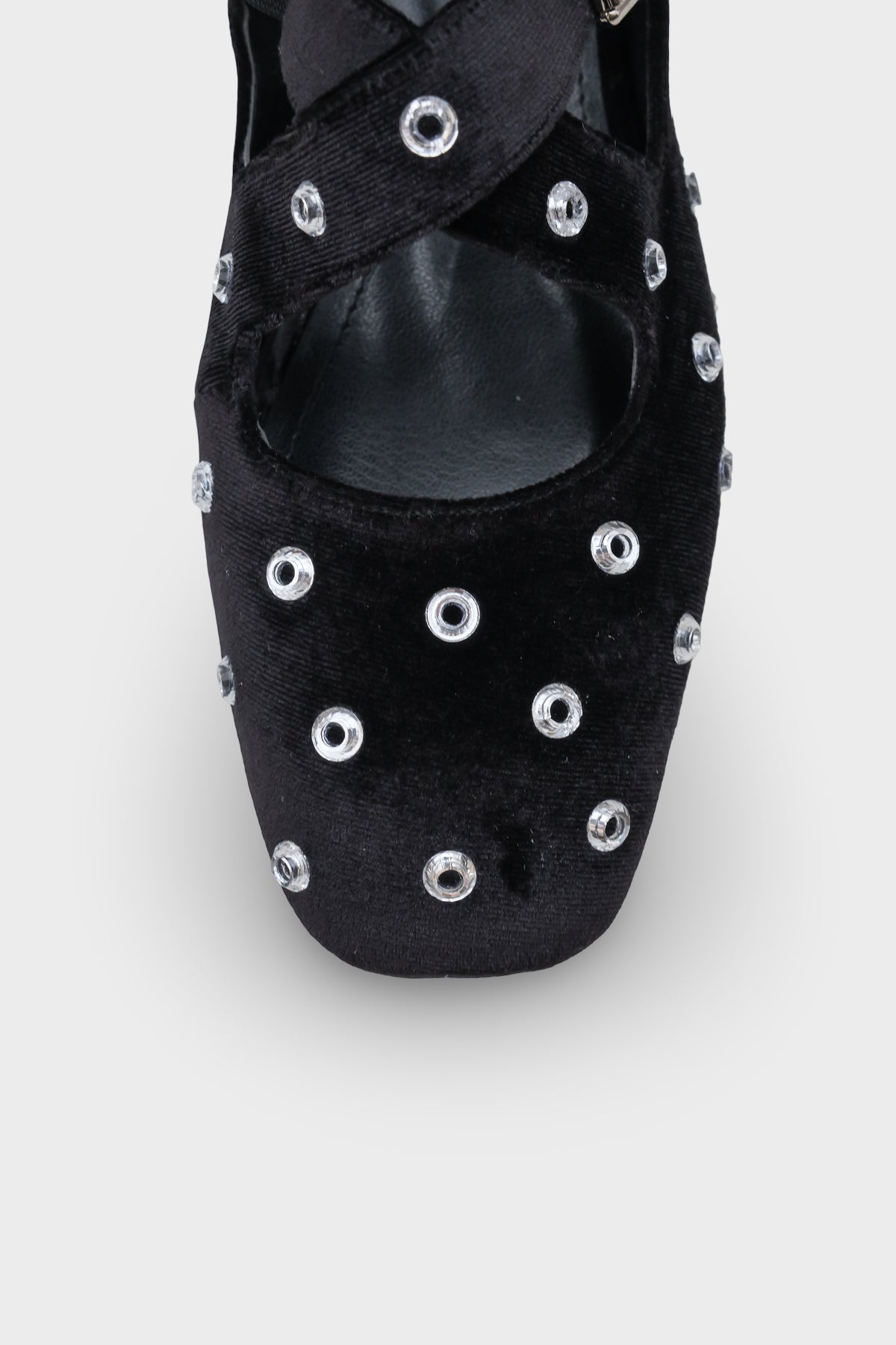 Janeta Kadife Küt Burunlu Zımbalı Çapraz Bantlı Kadın Babet