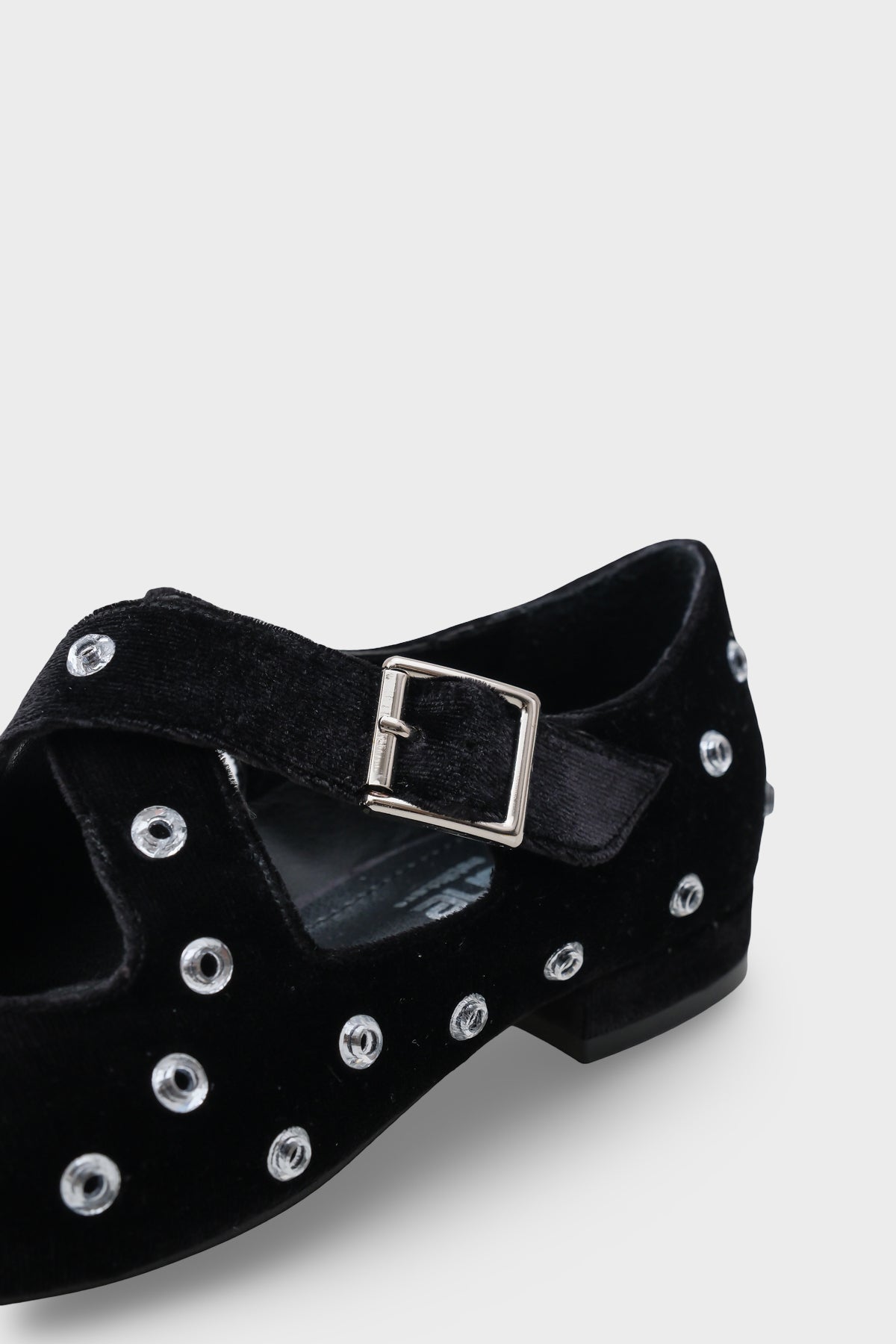 Janeta Kadife Küt Burunlu Zımbalı Çapraz Bantlı Kadın Babet