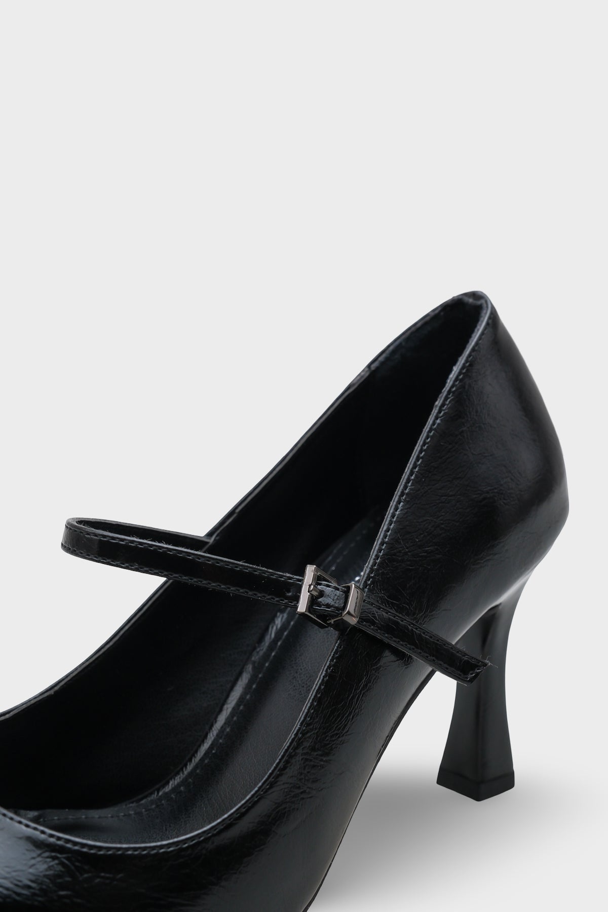 Leigh Sivri Metal Burunlu Orta Topuklu Rugan Görünümlü Kadın Ayakkabı