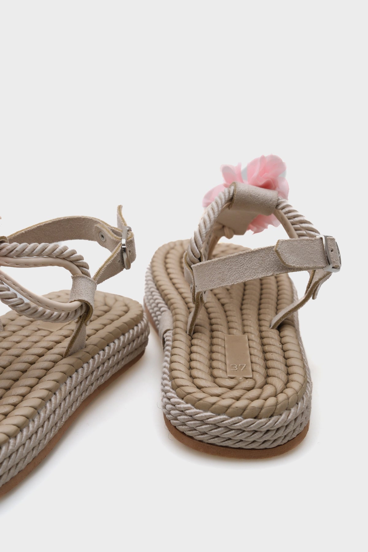 Cornelia Hasır Parmak Arası Çiçekli Kadın Sandalet