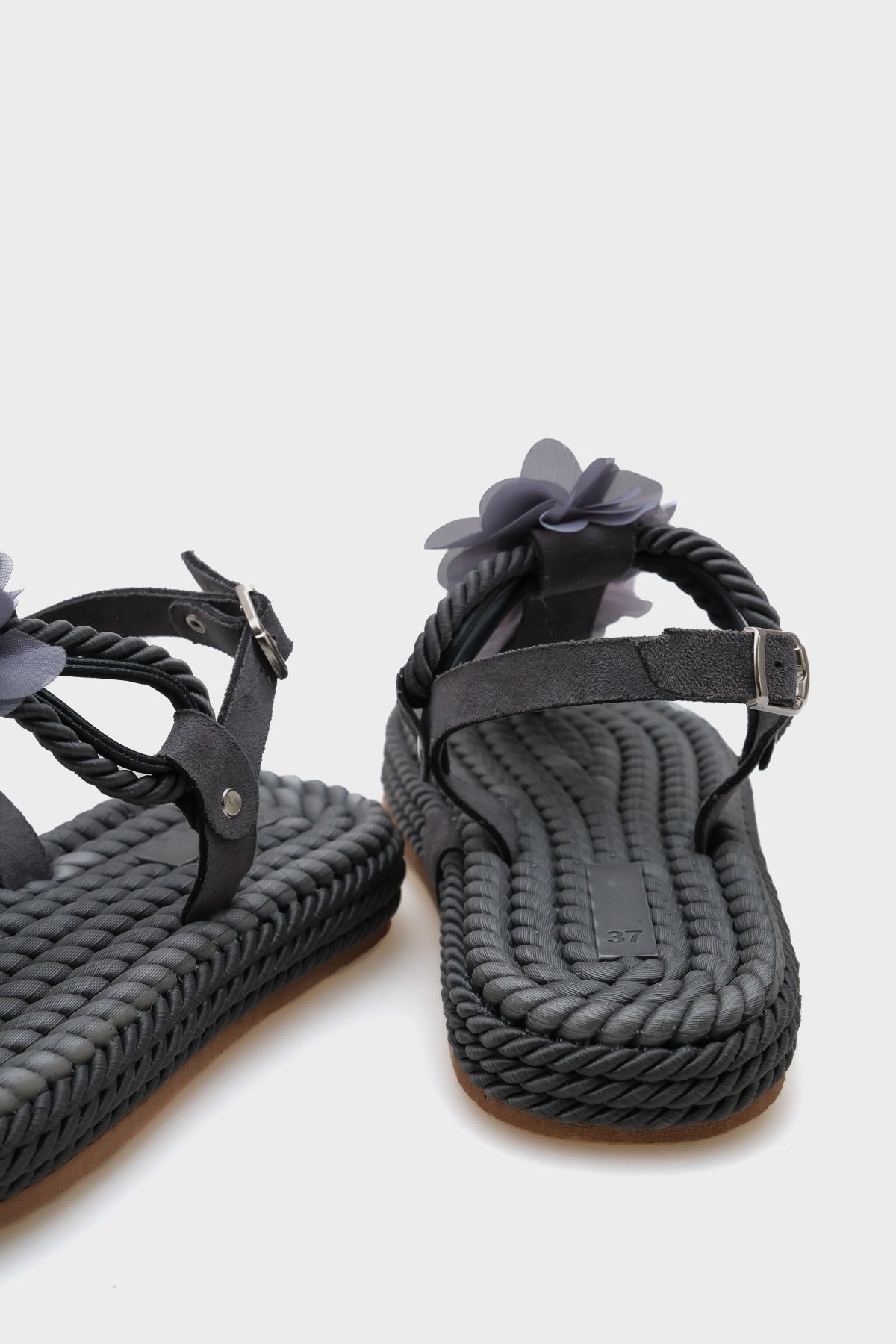 Cornelia Hasır Parmak Arası Çiçekli Kadın Sandalet