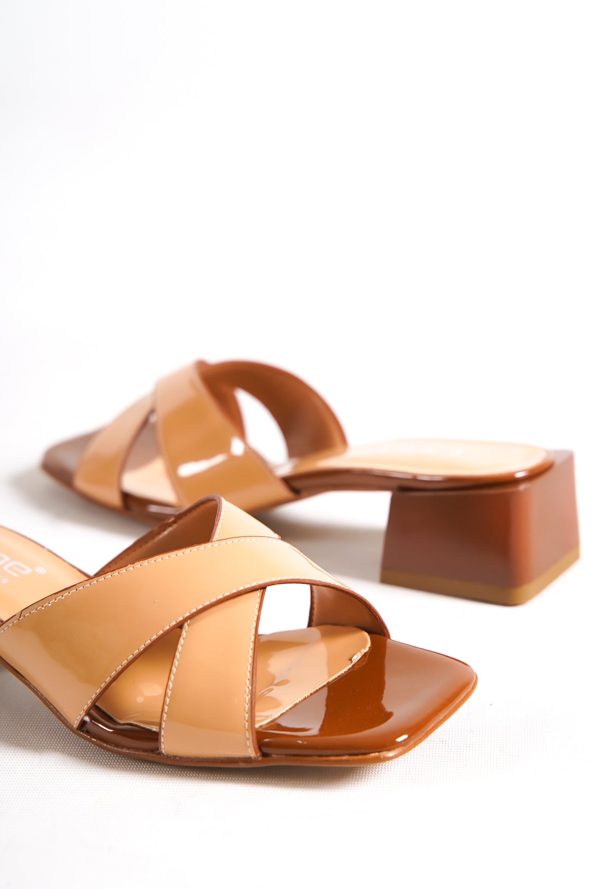 Cristina Rugan Çapraz Bantlı Orta Topuklu Kadın Terlik