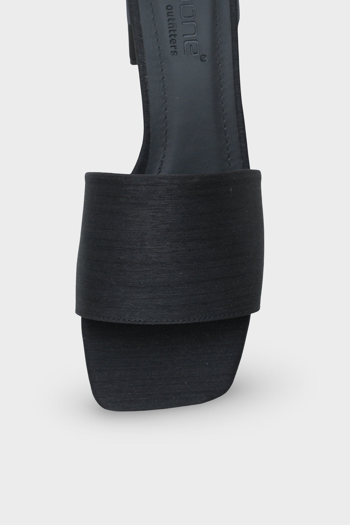 Cathleen Küt Burunlu Orta Topuklu Saten Kadın Terlik