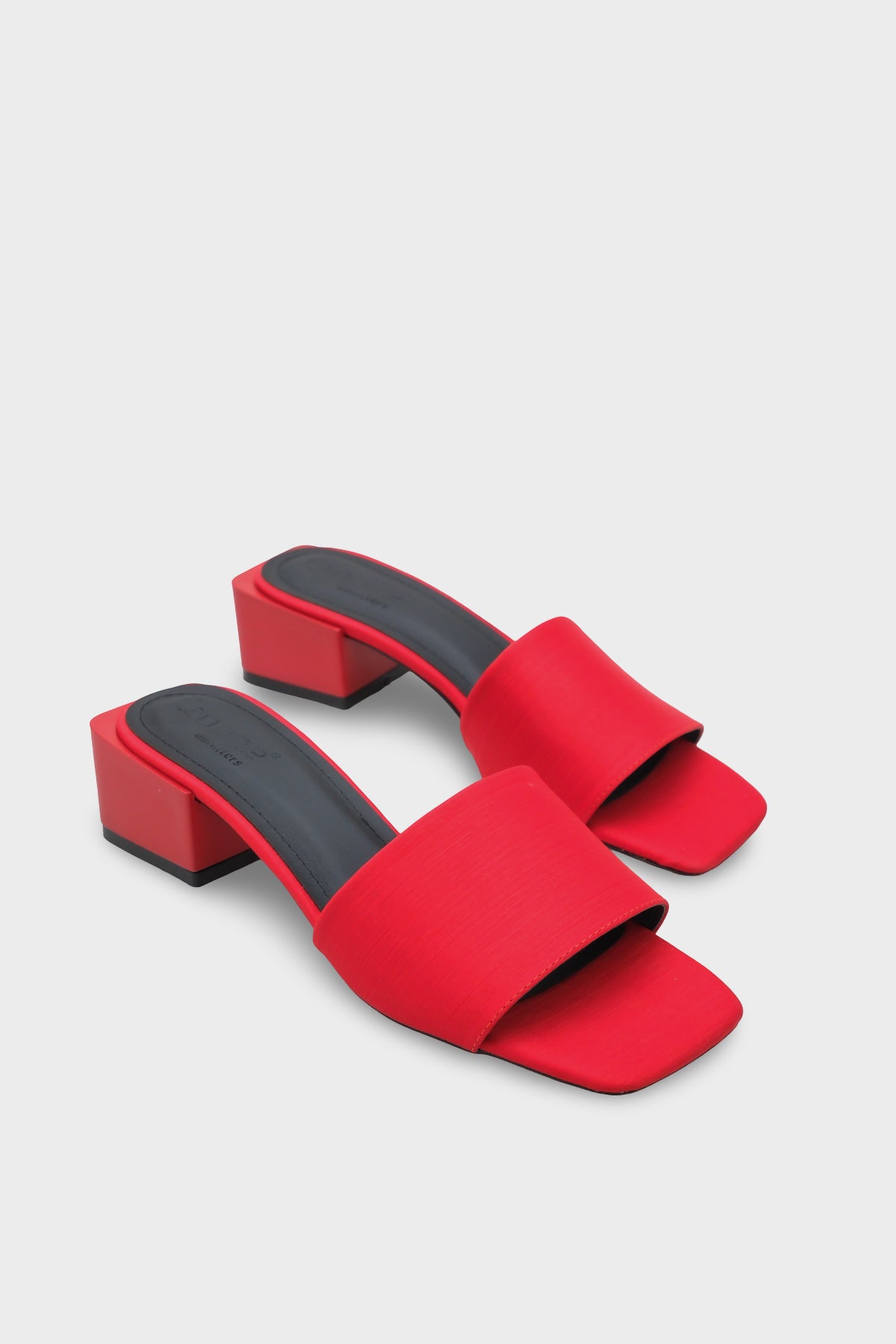 Cathleen Küt Burunlu Orta Topuklu Saten Kadın Terlik