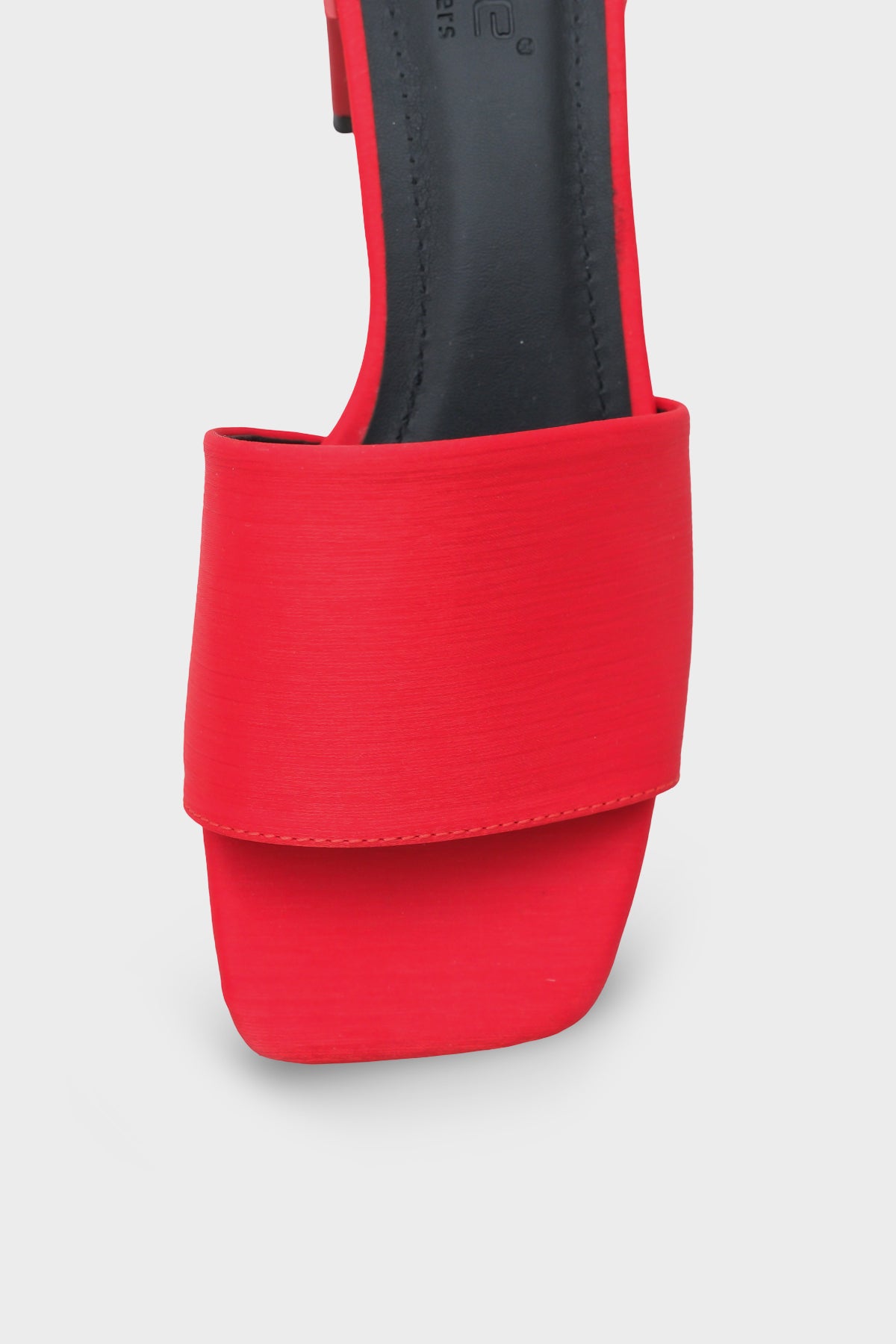 Cathleen Küt Burunlu Orta Topuklu Saten Kadın Terlik