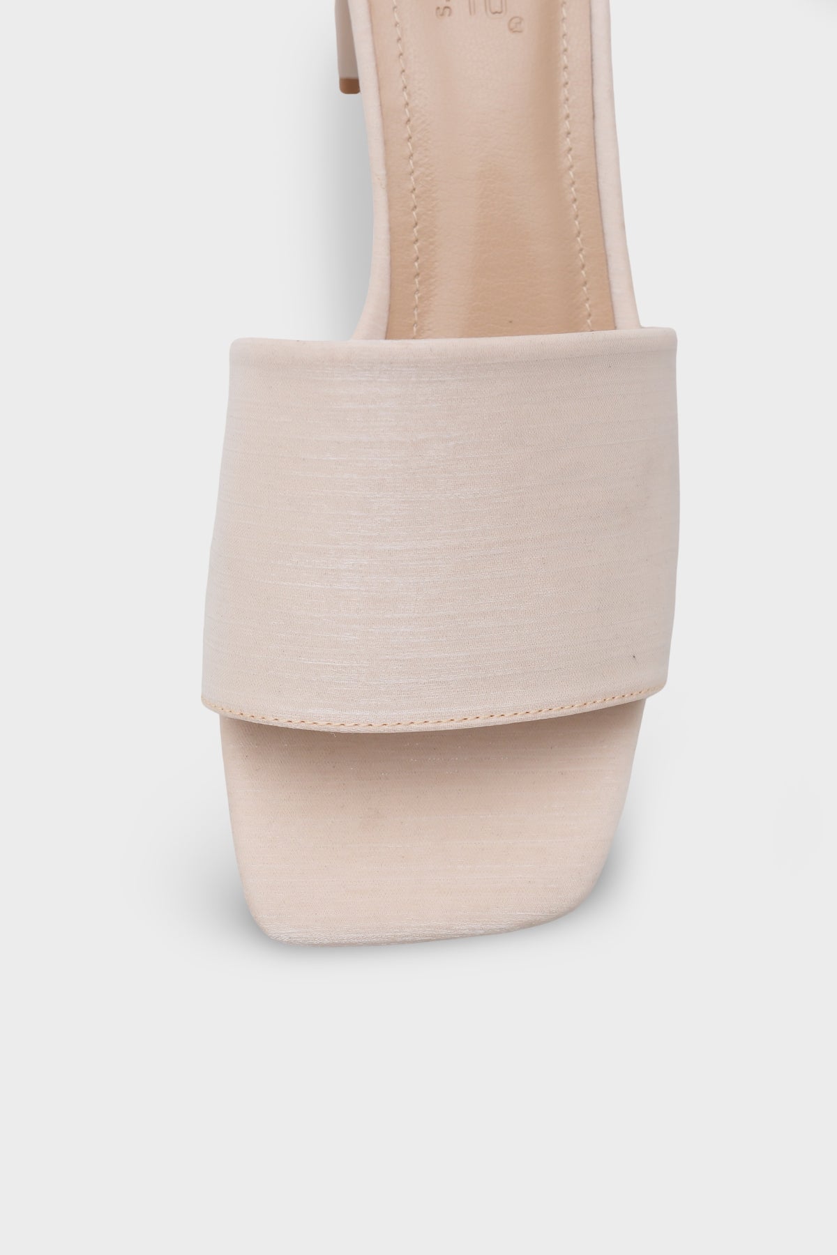 Cathleen Küt Burunlu Orta Topuklu Saten Kadın Terlik