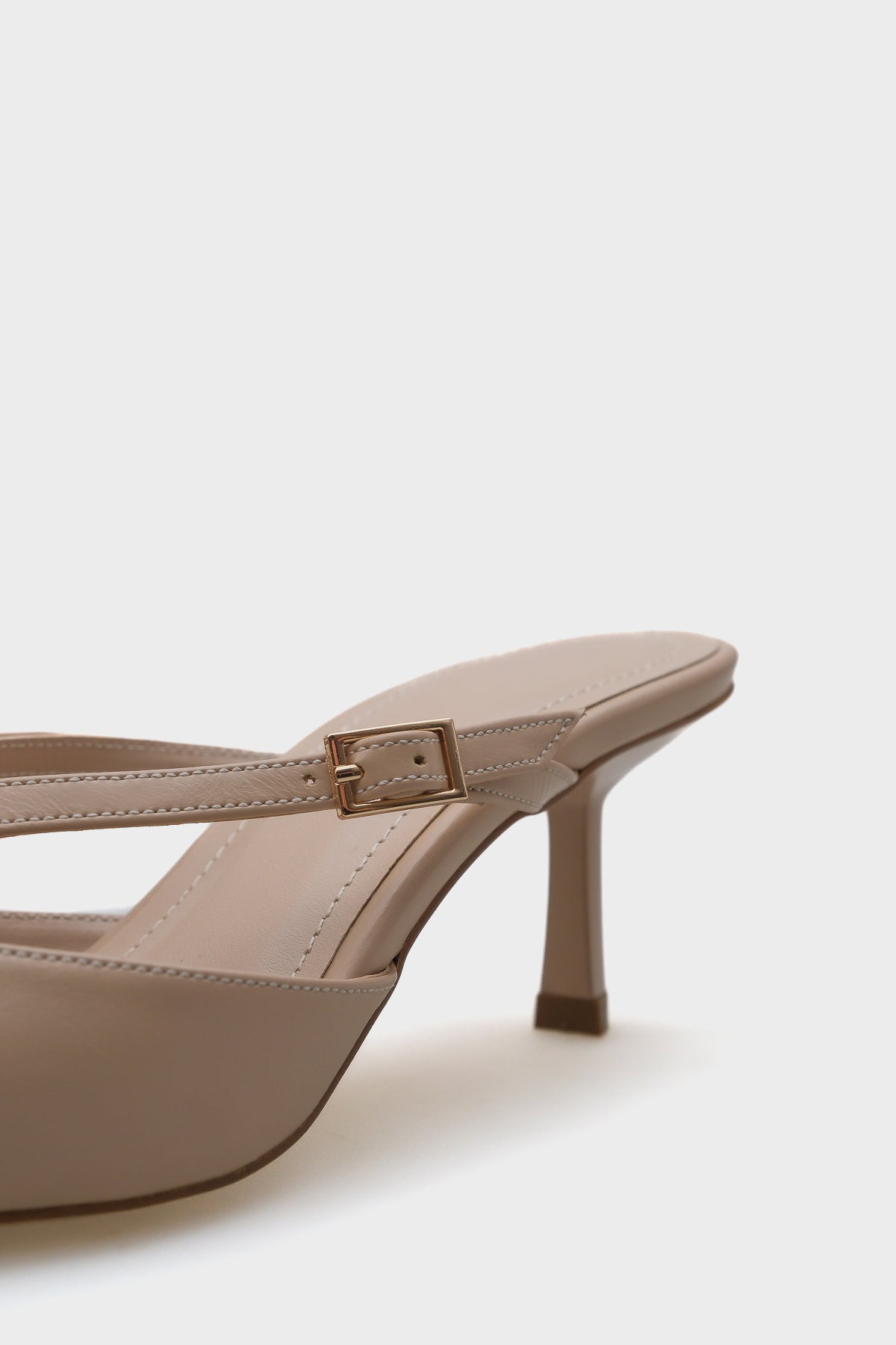 Lucie Orta Topuklu Sivri Burunlu Tokalı Kadın Burnu Kapalı Terlik