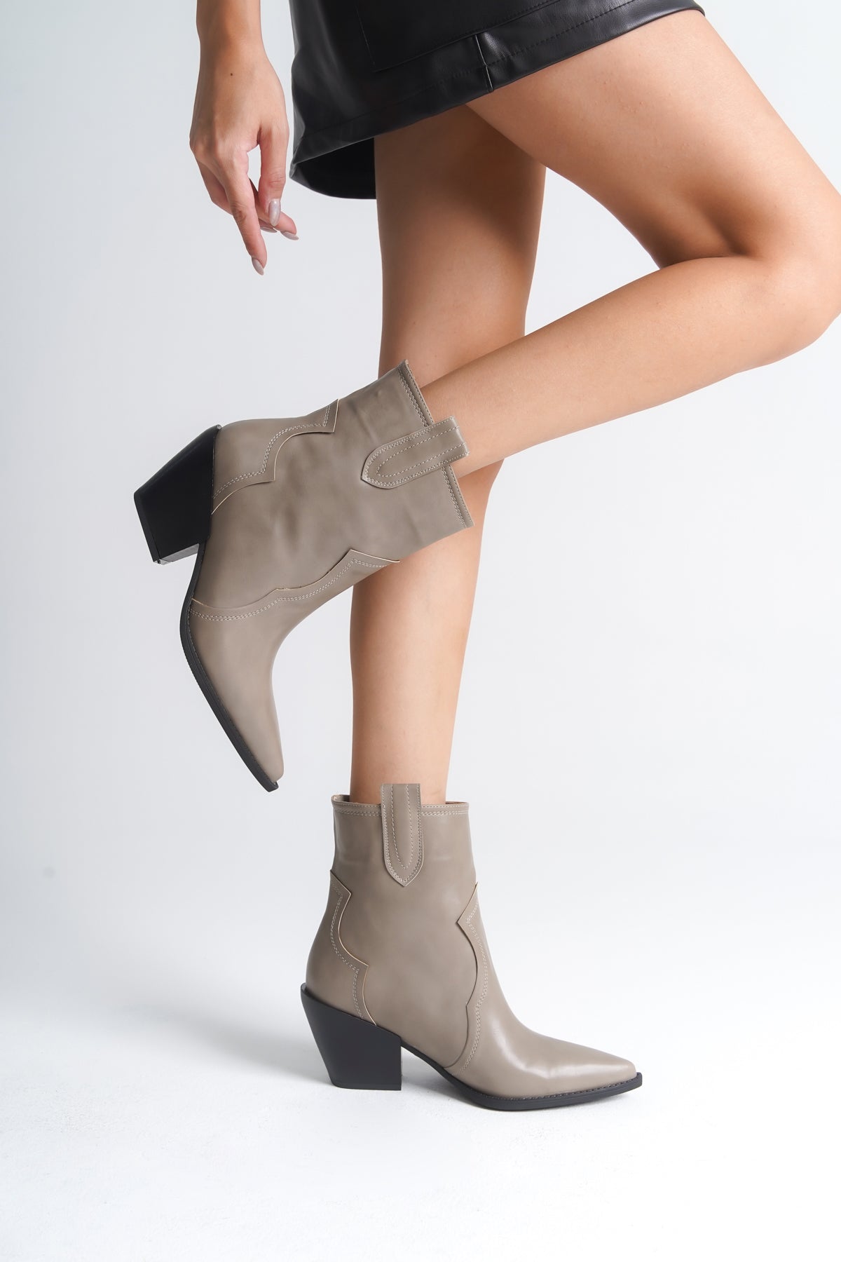 Tiffani Sivri Burunlu Yandan Çekmeli Hakiki Deri Kadın Kovboy Bot