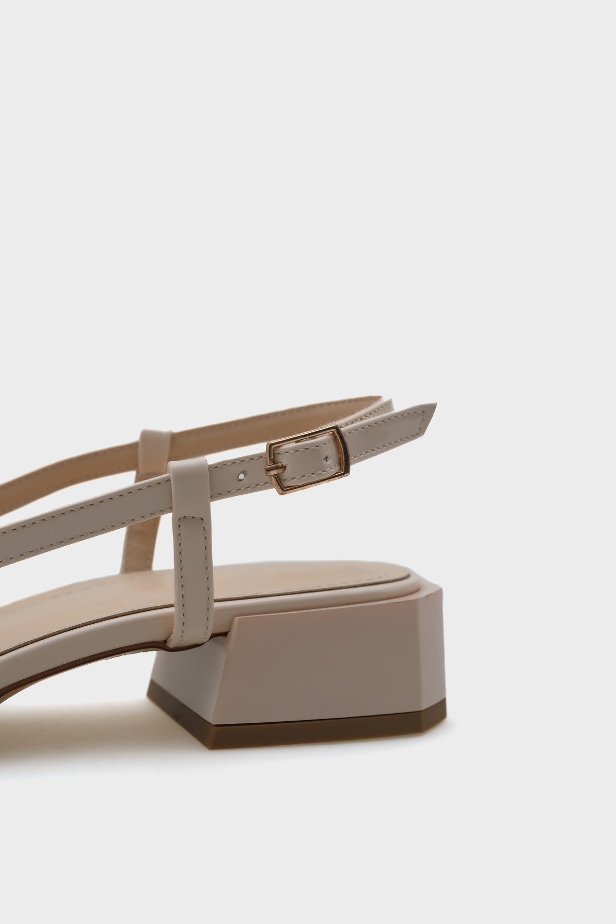 Rana Arkası Açık Küt Burunlu Kalın Topuklu Rugan Kadın Ayakkabı