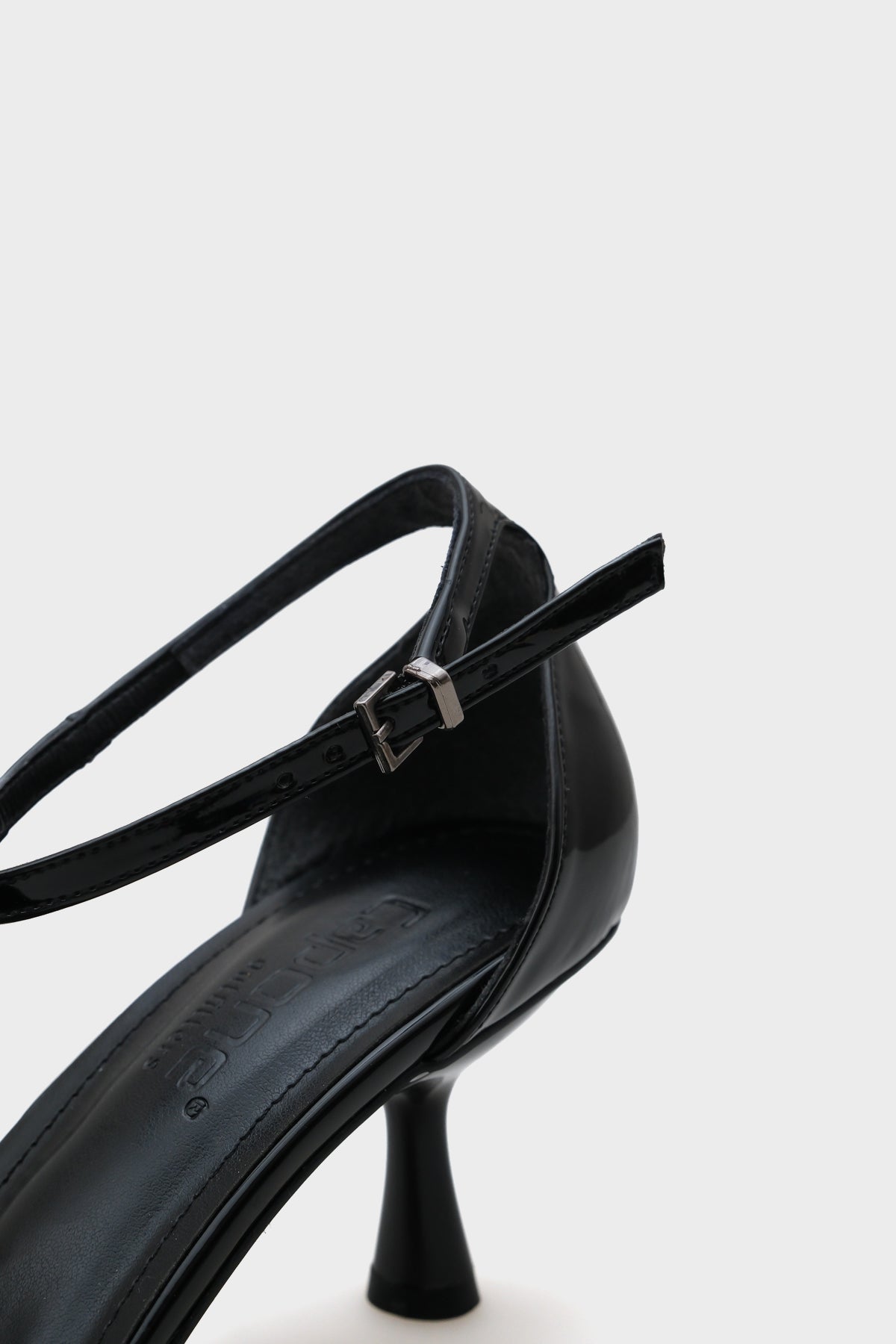 Renata Yuvarlak Burunlu Orta Topuklu Bilekten Bantlı Kadın Ayakkabı