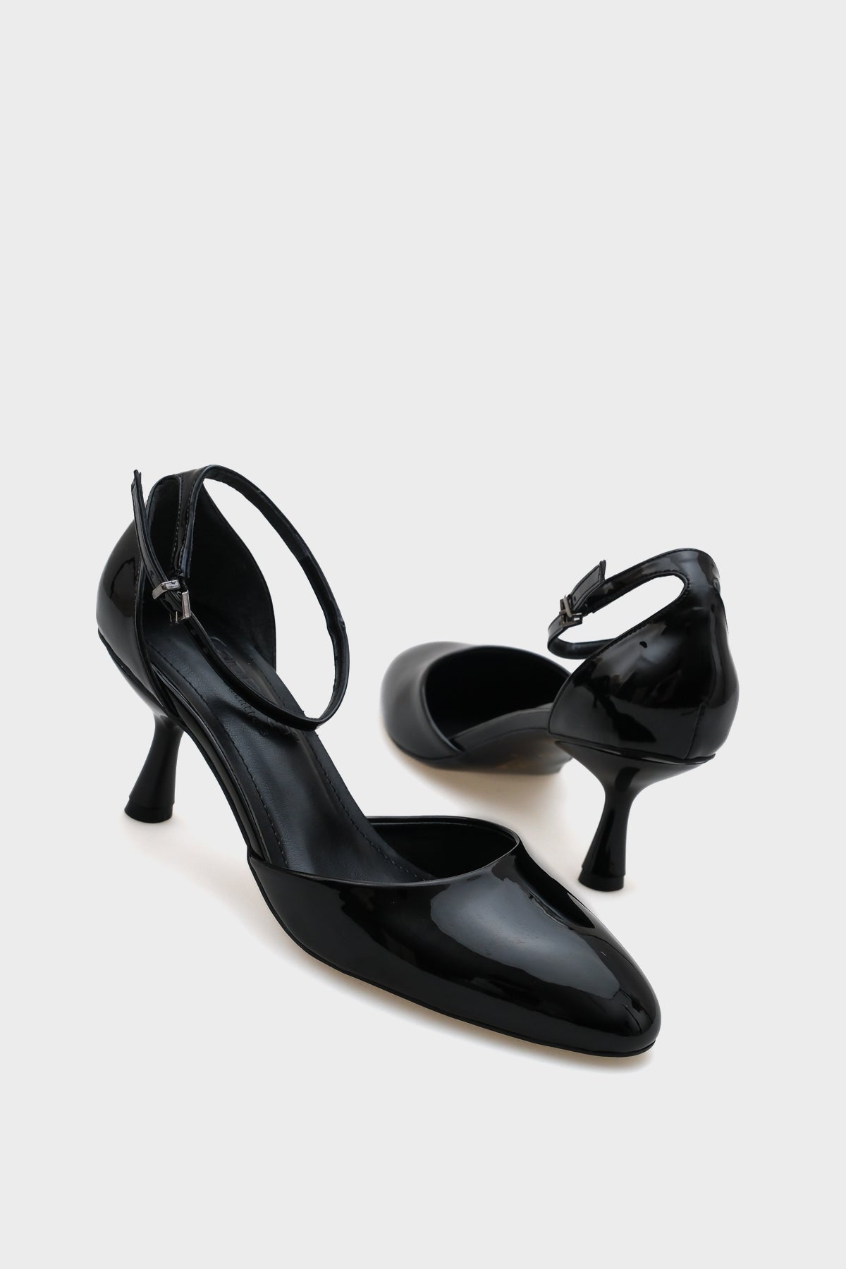 Renata Yuvarlak Burunlu Orta Topuklu Bilekten Bantlı Kadın Ayakkabı