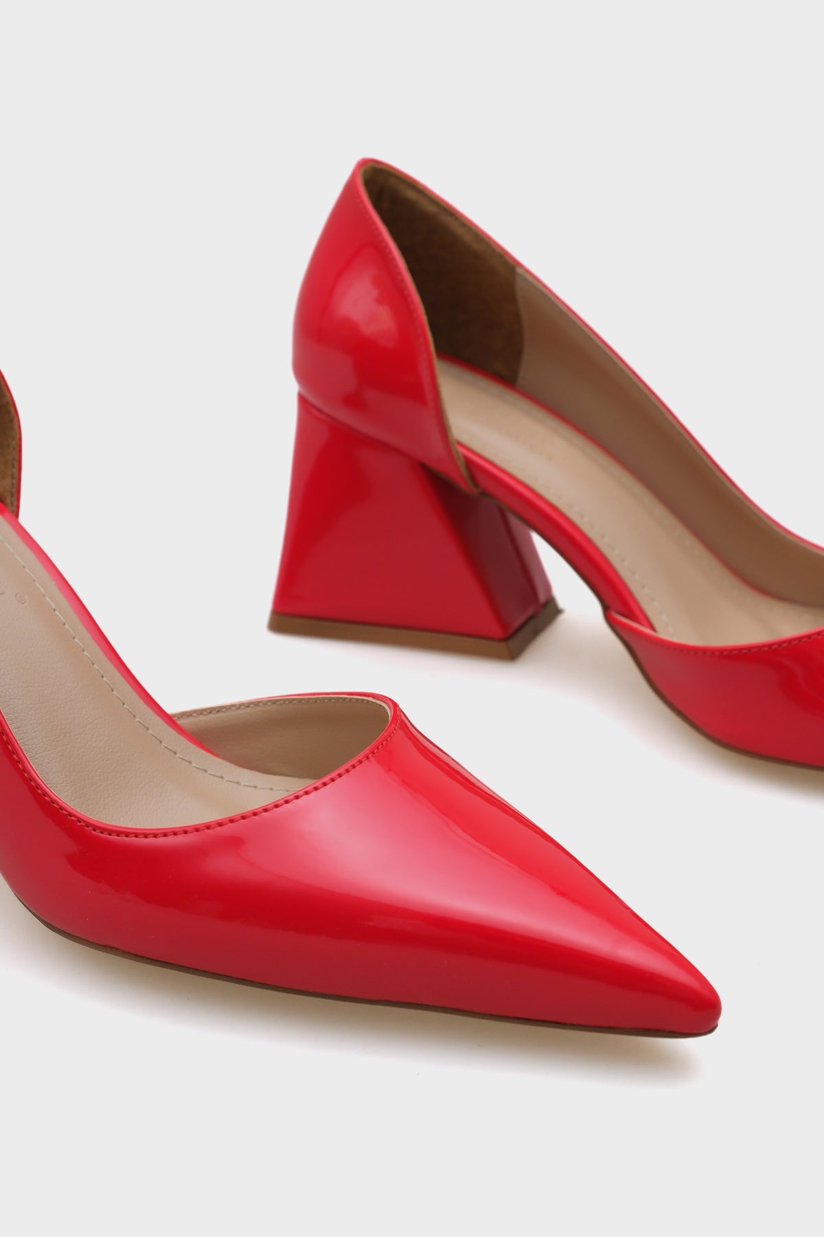 Romy Sivri Burunlu Orta Topuklu Kadın Ayakkabı