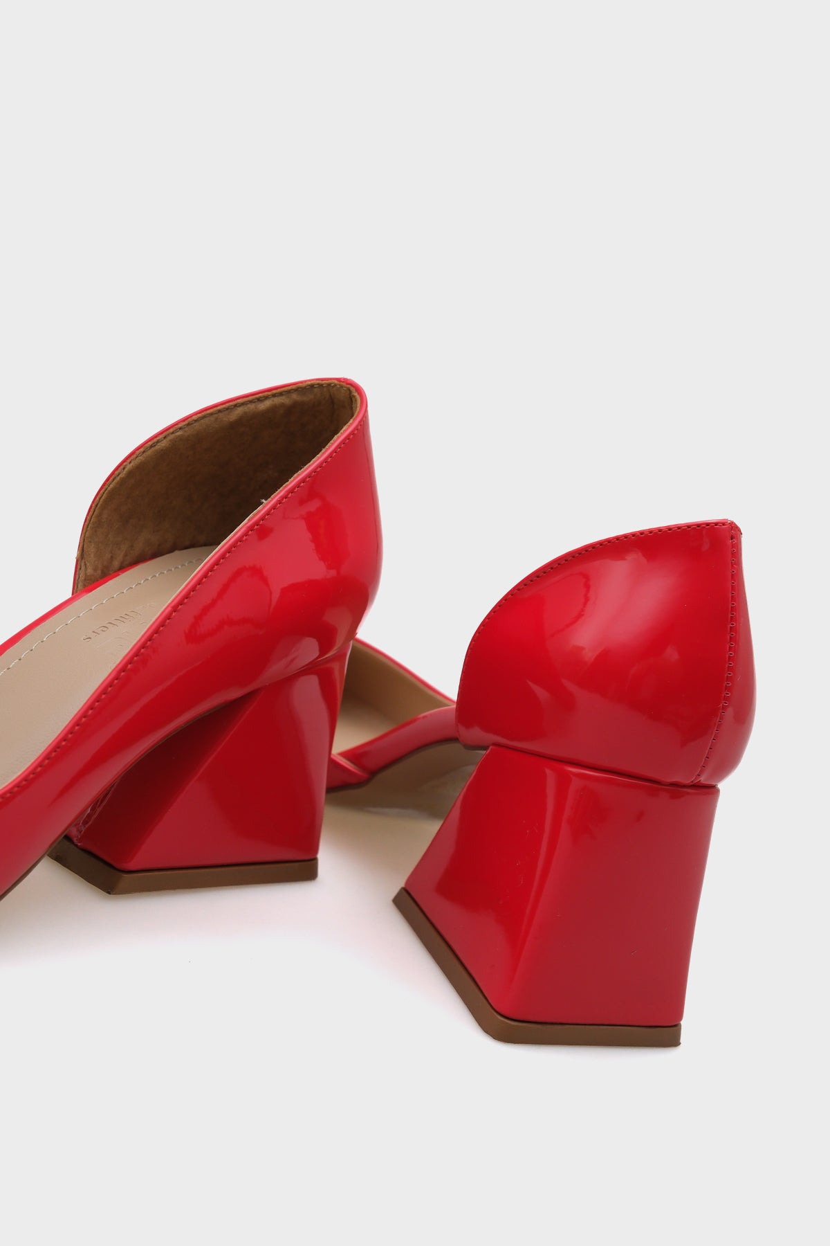 Romy Sivri Burunlu Orta Topuklu Kadın Ayakkabı