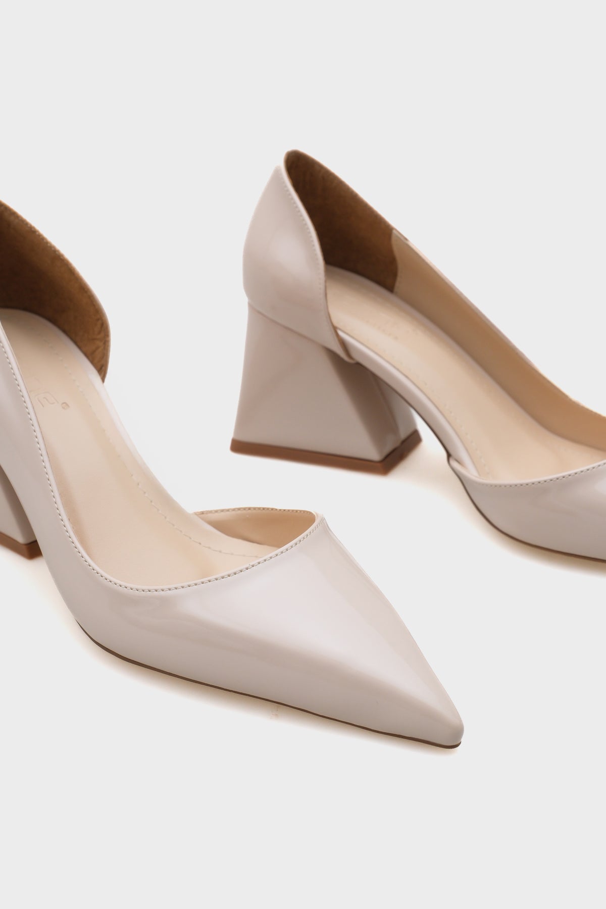 Romy Sivri Burunlu Orta Topuklu Kadın Ayakkabı
