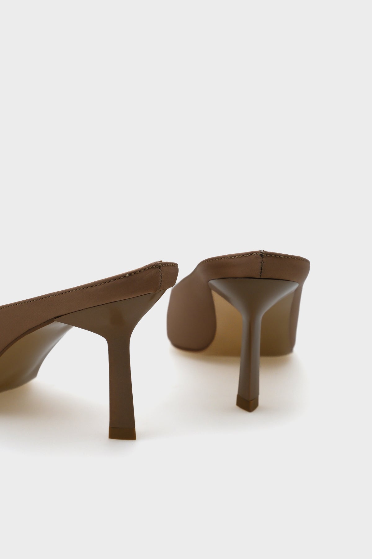 Lynda Sivri Burnu Kapalı Saten Kadın Terlik