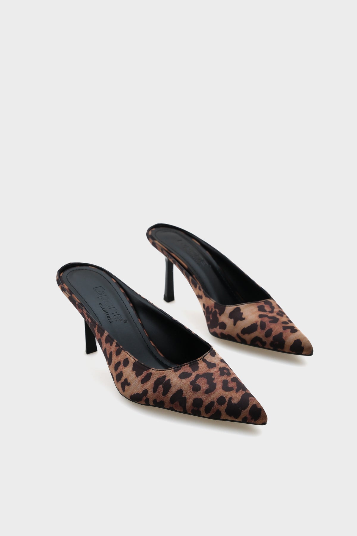 Lynda Sivri Burnu Kapalı Saten Kadın Terlik