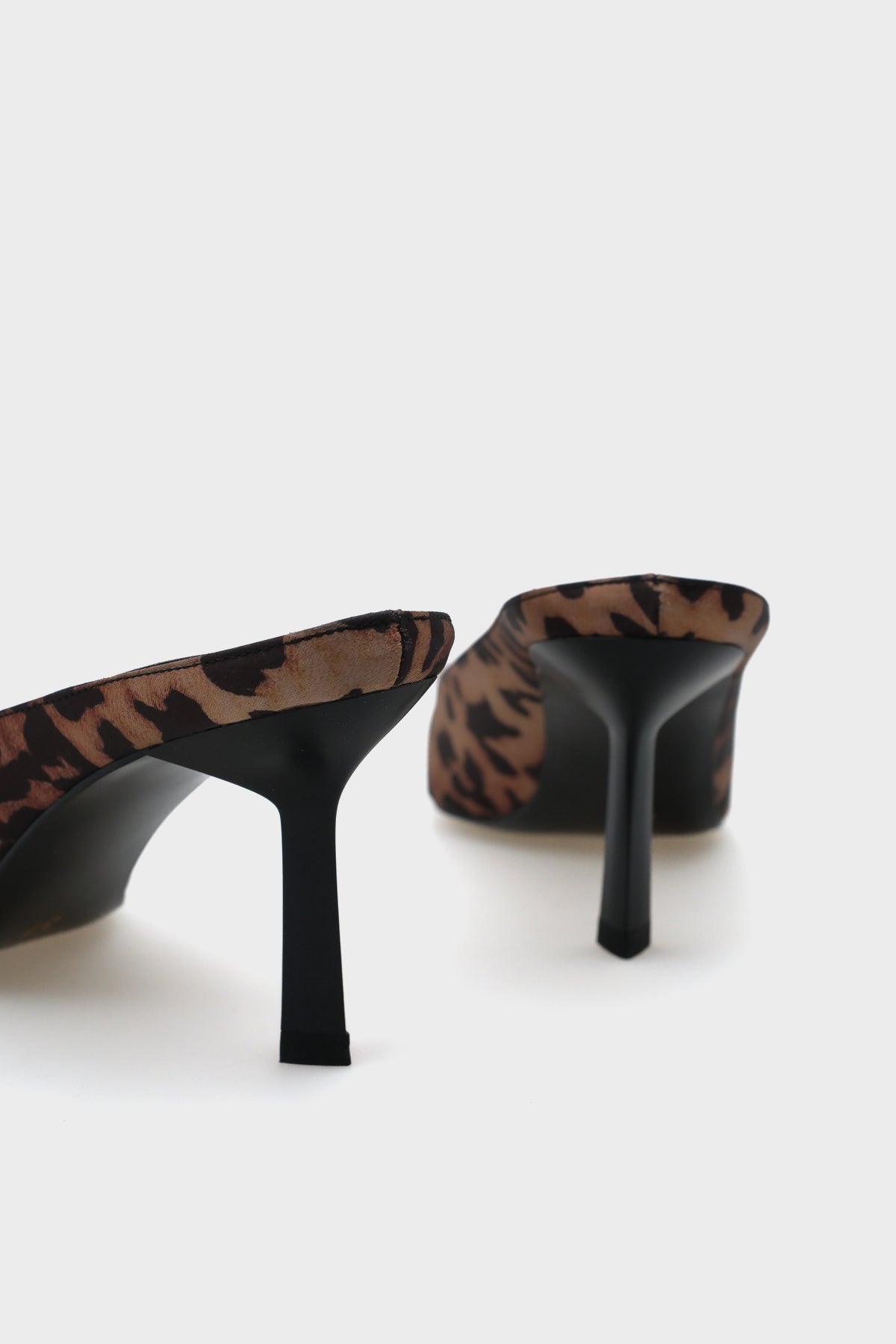 Lynda Sivri Burnu Kapalı Saten Kadın Terlik