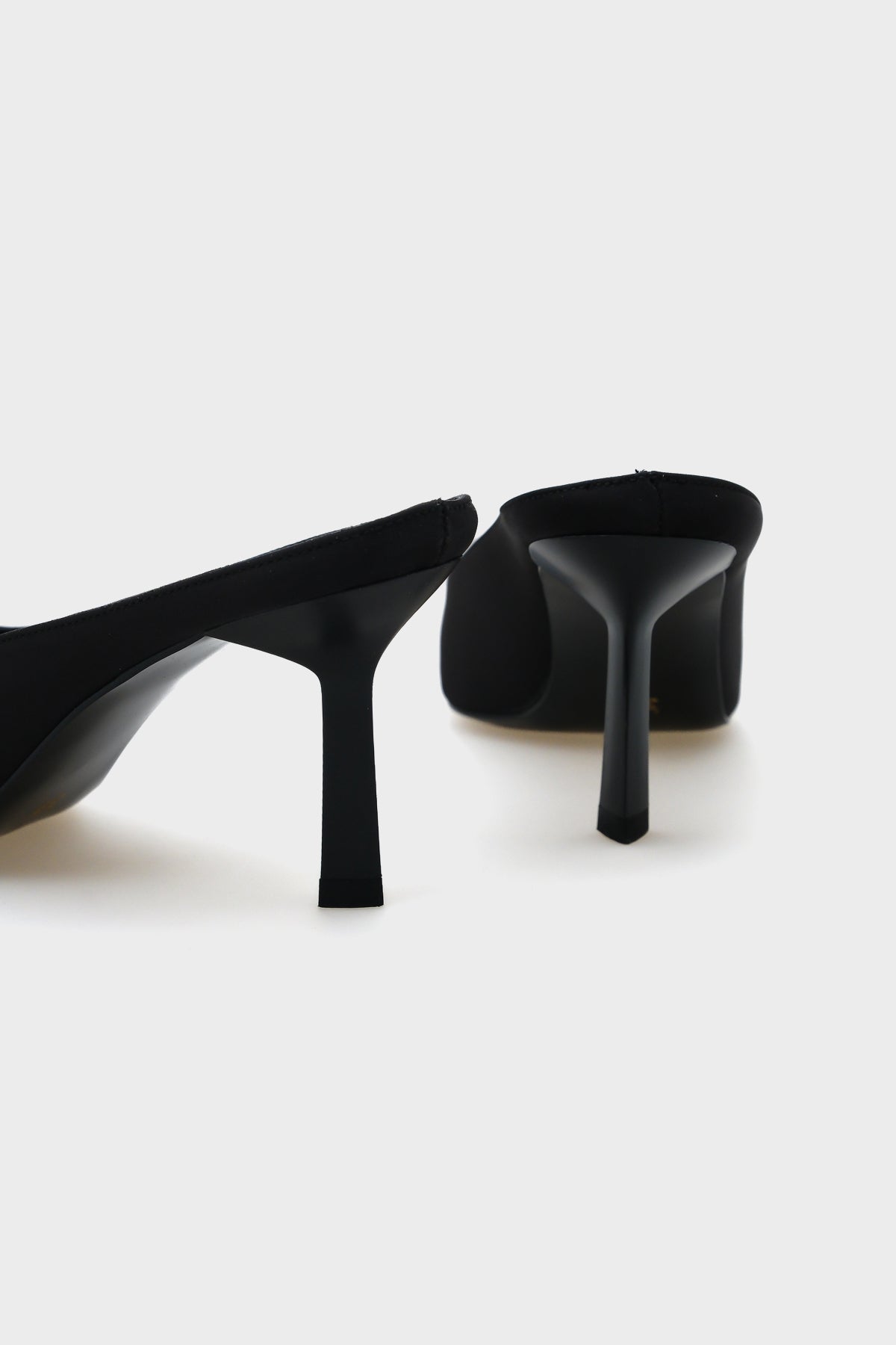 Lynda Sivri Burnu Kapalı Saten Kadın Terlik