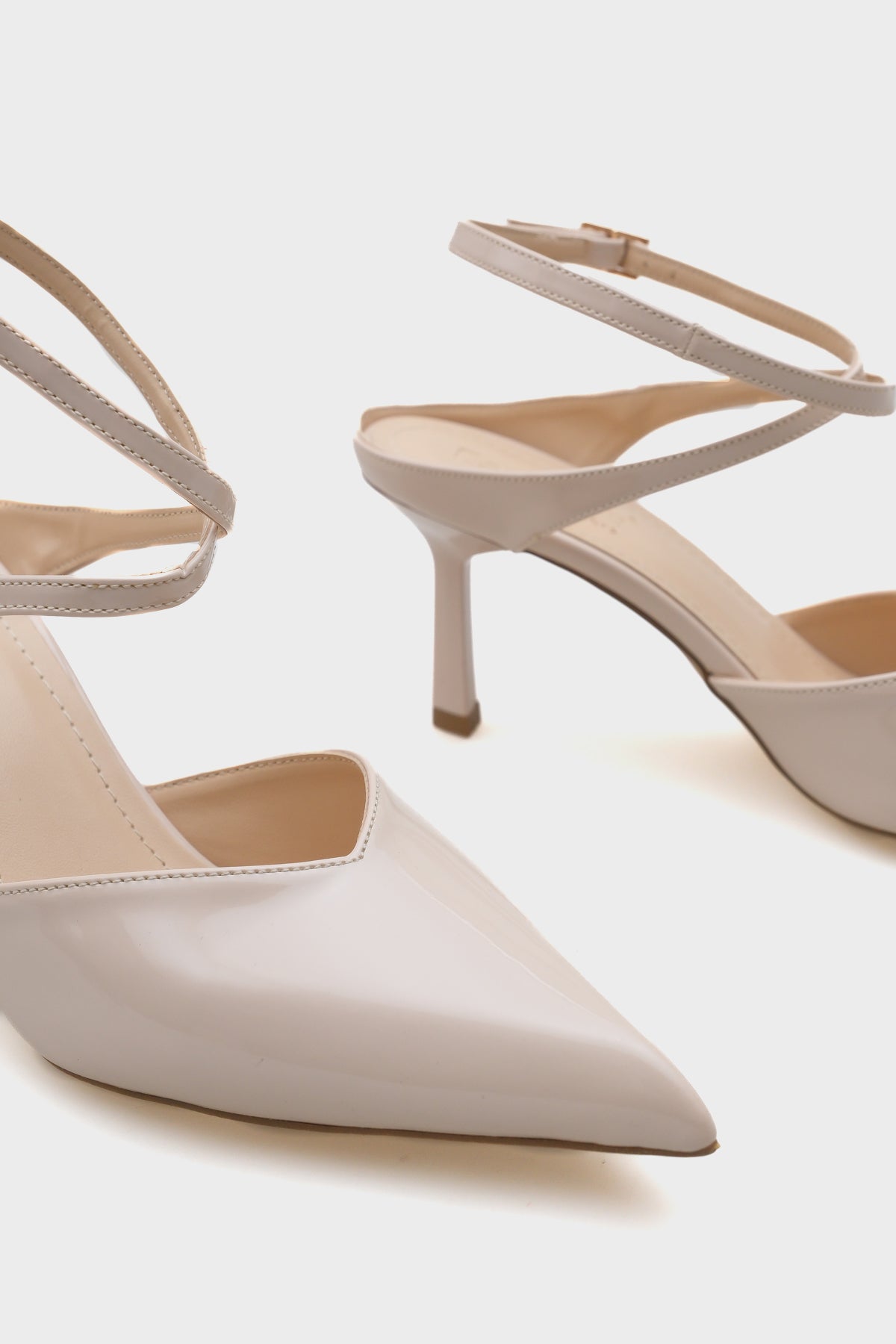 Tiff Sivri Burunlu Orta Topuklu Bilekten Bantlı Kadın Ayakkabı