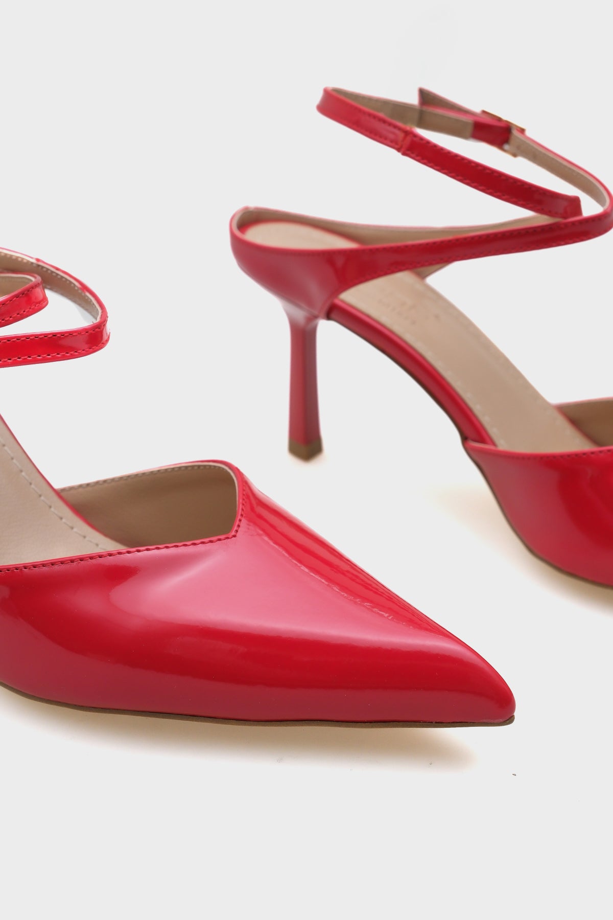 Tiff Sivri Burunlu Orta Topuklu Bilekten Bantlı Kadın Ayakkabı