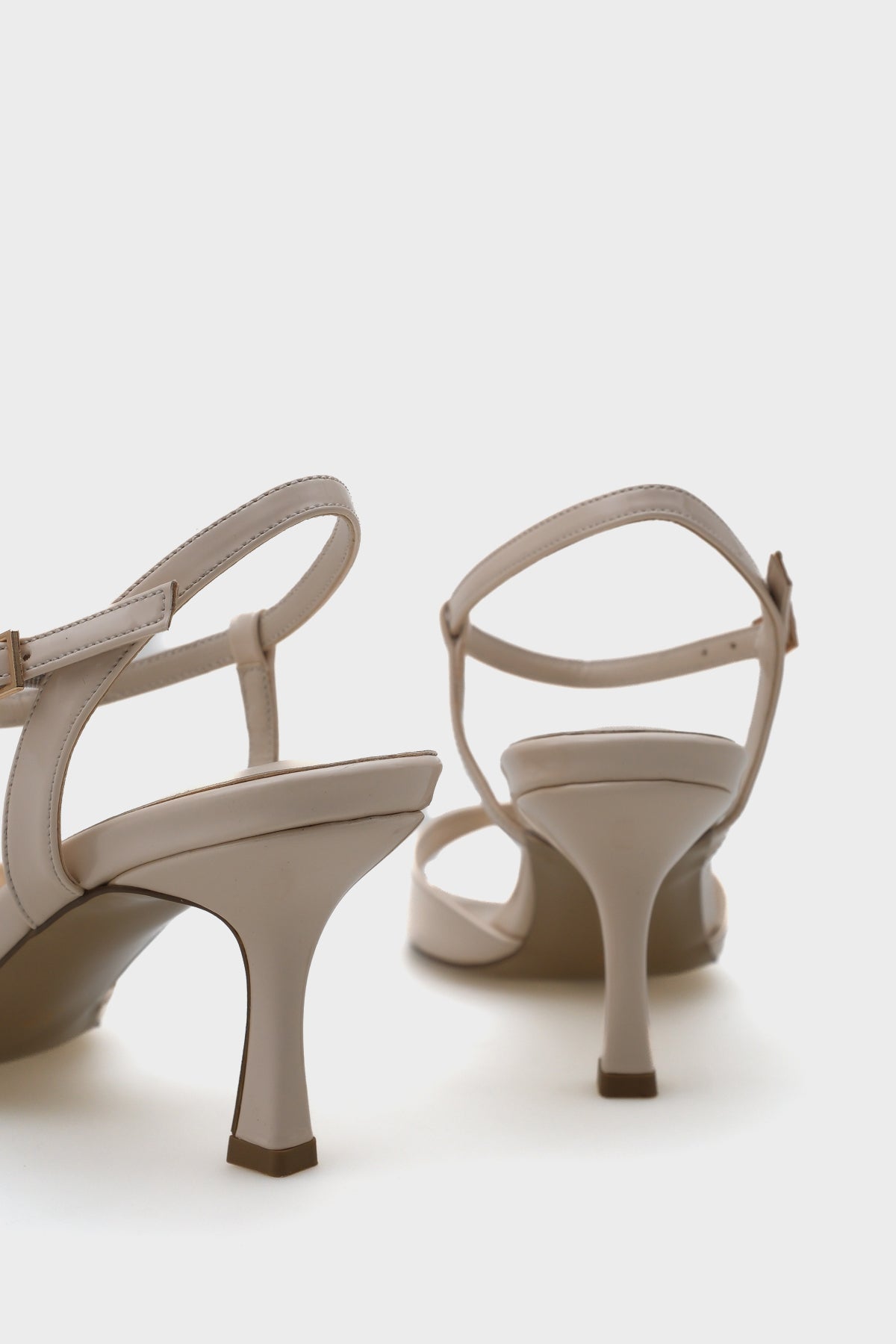 Dale Orta Topuklu Bilekten Bantlı Tokalı Kadın Sandalet